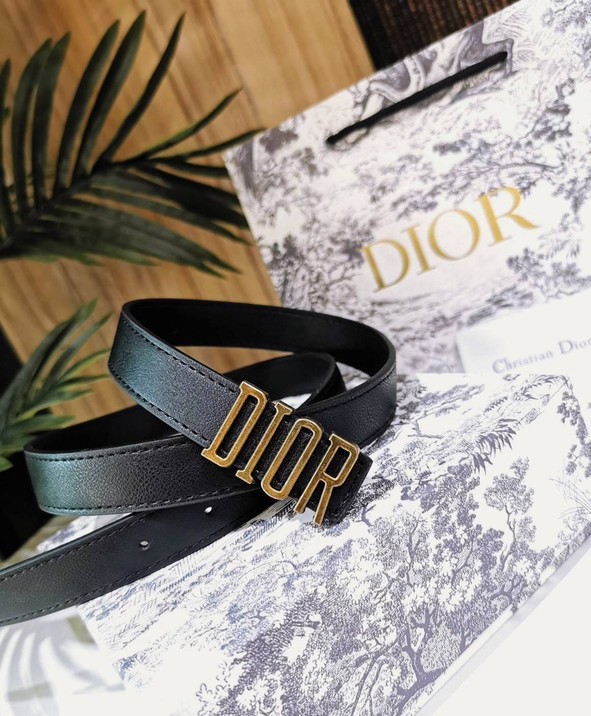 "Dior" Belts 3D Logo VIP Gift With Purchase GWP พรีเมี่ยมกิ๊ฟ Limited จาก Christian Dior Perfume Dutyfree Counter ดีไซน์สุดคลาสสิคหัวเข็มขัด Vintage วัสดุ 3D Gold Metal สายหนังแท้สีดำปรับระดับได้ Black & Gold เข้าได้กับทุกลุ๊คทุกสไตล์การเเต่งตัว
