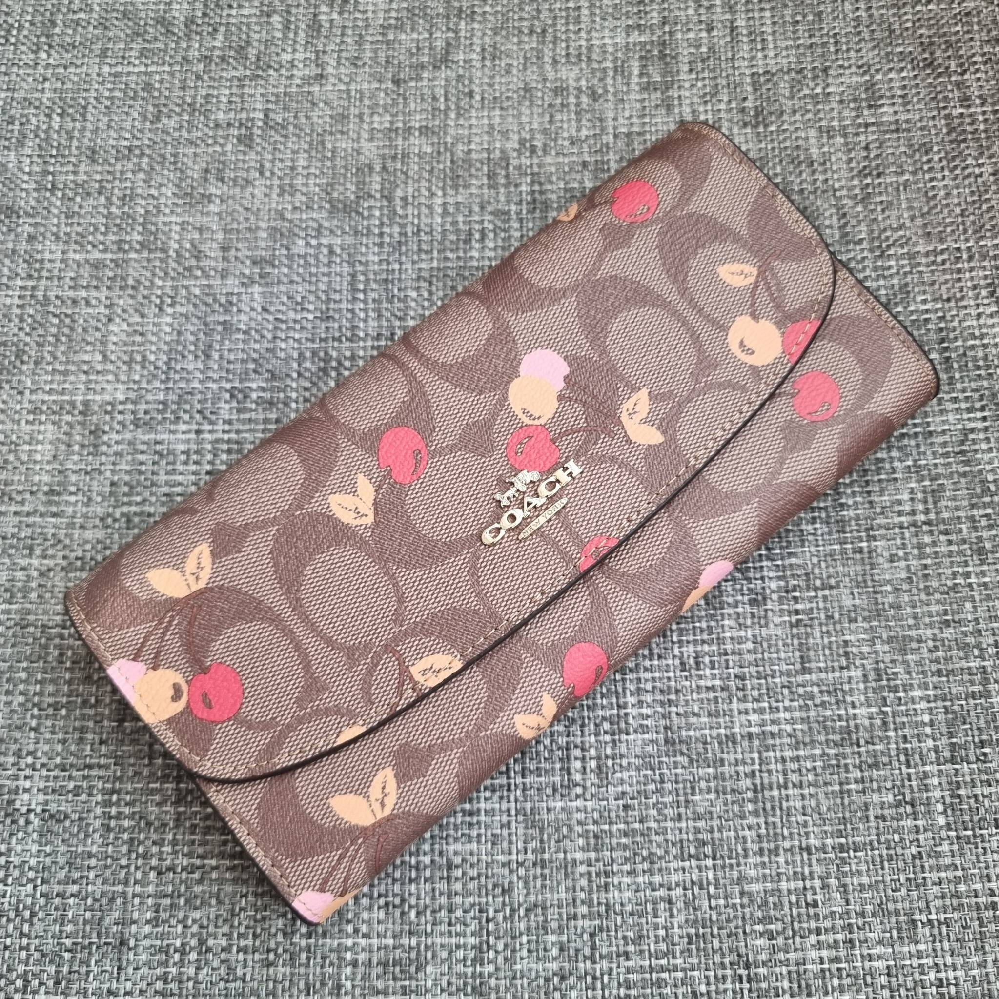 OUTLET 】COACH F31562 SLIM ENVELOPE WALLET IN SIGNATURE CANVAS WITH CHERRY PRINT คอลเลคชั่นใหม่ล่าสุด ต้อนรับนิวเยียร์ไปเลย!! 🍒🎊 กระเป๋าสตางค์รุ่นขายดี ทรงจดหมายรุ่นฝาพับ ดีไซน์ลายเชอร์รี่ น่ารักสดใส วัสดุหนังแคนวาสเคลือบลาย ภายในใส่มือถือไ