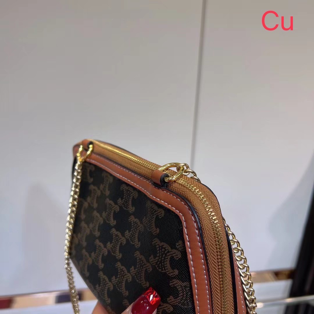 CELINE CLUTCH WITH CHAIN IN TRIOMPHE CANVAS AND LAMBSKIN / CELINE POUCH กระเป๋าสะพายกึ่งคลัทช์ มินิไซส์ เอาใจสาวๆสายสะดวก!! พกพาง่าย สะพายกำลังสวย วัสดุหนังแคนวาส ดีไซน์ใหม่