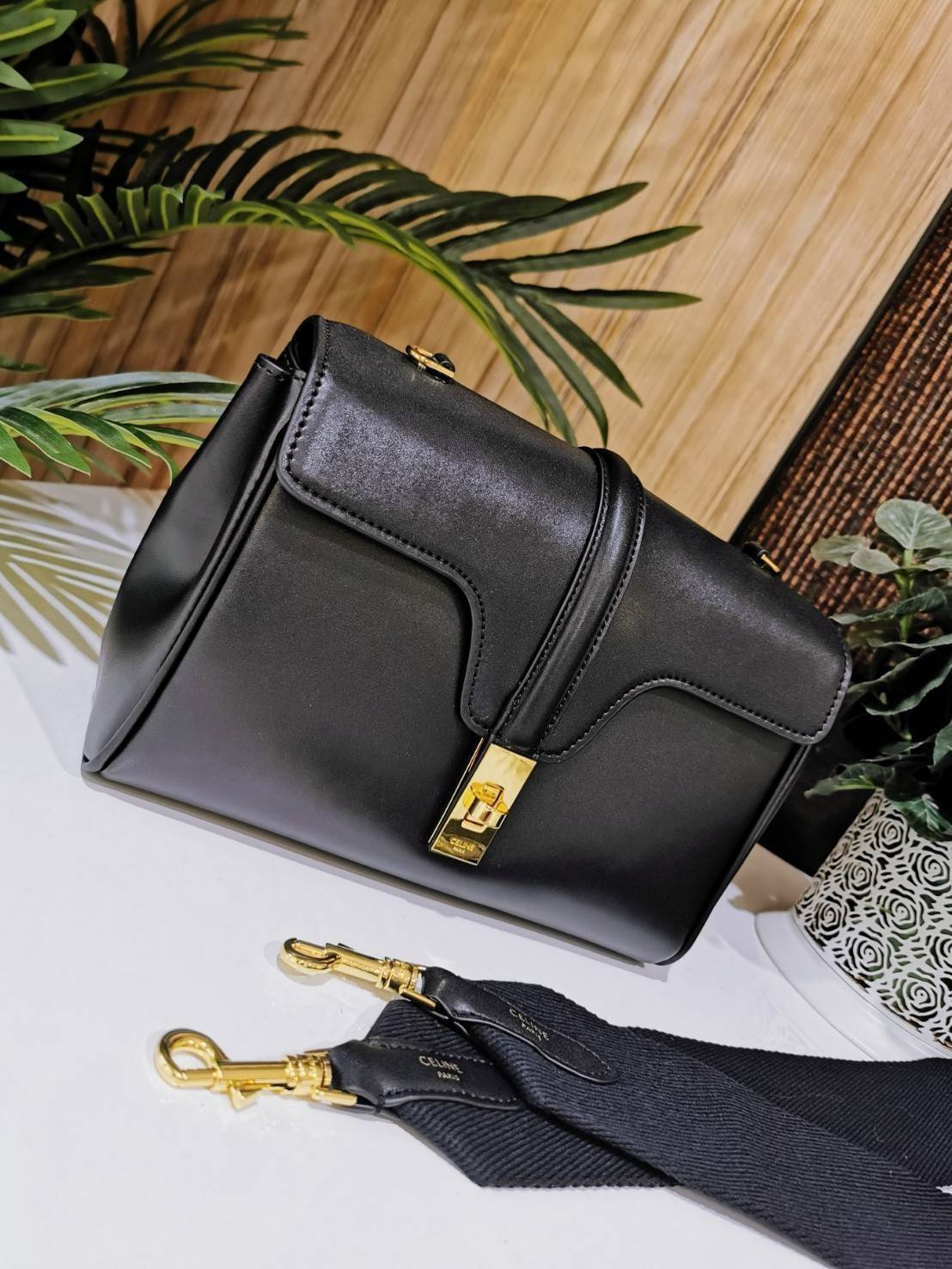 พร้อมส่งความสวย✴️นาทีนี้ต้อง CELINE TRIOMPHE CROSSBODY BAG SMOOTH CALFSKIN VIP GIFT WITH PURCHASE-GWP พรีเมี่ยมกิ๊ฟ Limited Edition จาก CELINE PERFUME DUTY FREE COUNTER วัสดุ หนังแท้ CALFSKIN ดีไซน์สวยหรูสุดคลาสสิคหนังเรียบสวยอยู่ทรงเปิดปิดด้วยฝาปิ