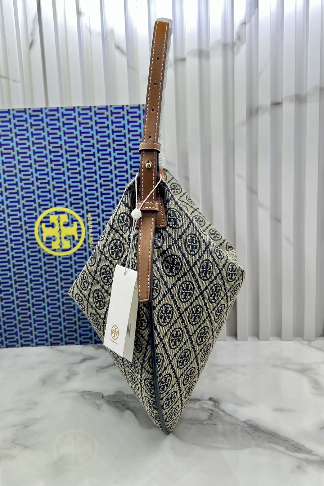 ORI หนังแท้ | Tory Burch T Monogram Balloon Bag 40cm กระเป๋าสะพายทรงโฮโบใบใหญ่ ถือหรือคล้องไหล่รูปทรงใหม่บอลลูนสวยหรูด้วยลายโมโนแกรมเต็มใบ ภายในโล่งกว้างจุของได้เยอะ คอลเลคชั่นใหม่มาแรง!