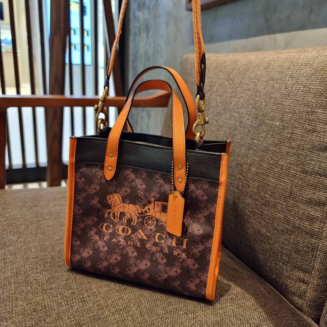 COACH C8456 FIELD TOTE 22 WITH HORSE AND CARRIAGE PRINT AND CARRIAGE BADGE คอลเลคชั่นสุดคลาสสิค ต้อนรับซัมเมอร์ ทั้งสดใสและร้อนแรง สวยหรูดูแพงในไอเท็มเดียว กระเป๋าทรงโท้ท ไซส์กำลังสวย น่ารักน่าใช้ ฟังก์ชั่นการใช้งานสะดวกที่สุด มีทั้งสายคล้องแขนในตัว และสา