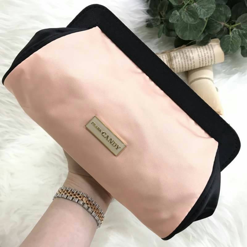 PRADA CANDY COSMETIC BAG GIFT WITH PURCHASE (GWP) จากเคาน์เตอร์ต่างประเทศรุ่น Limited Satin Material ทรง cluth ขนาดกำลังน่ารัก ด้านหน้ามีโลโก้ brand เปิดปิดด้วยแถบเเม่เหล็กซ่อนที่ปากกระเป๋า ซับใน Polyester มีช่องแบ่งสามารถใส่เครื่องสำอางค์ เครื่องเขียน เค