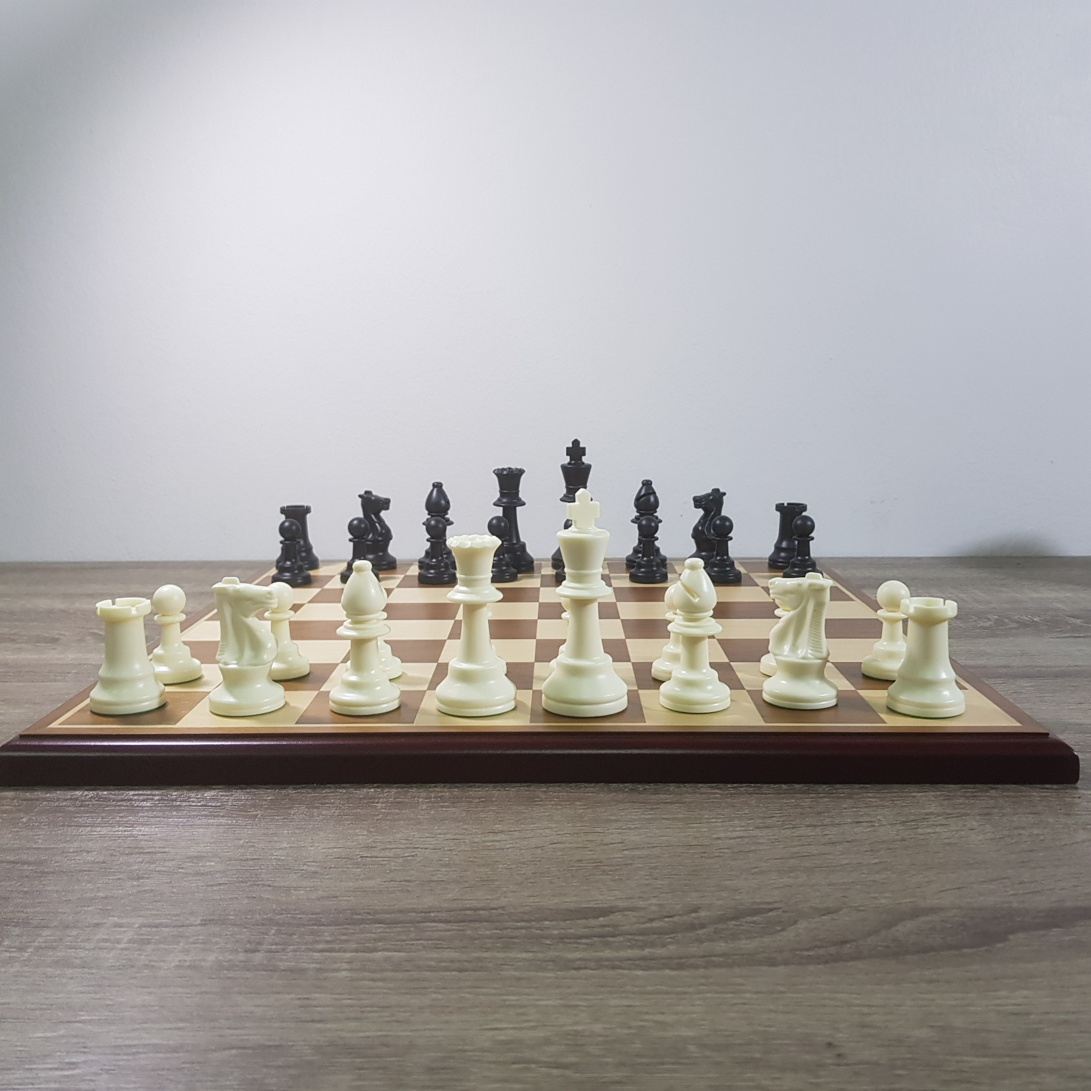 ชุดหมารกุกสากลกระดานไม้ช่องน้ำตาลขนาด5x5cm.พร้อมตัวเรซิ่นขนาดมาตรฐาน