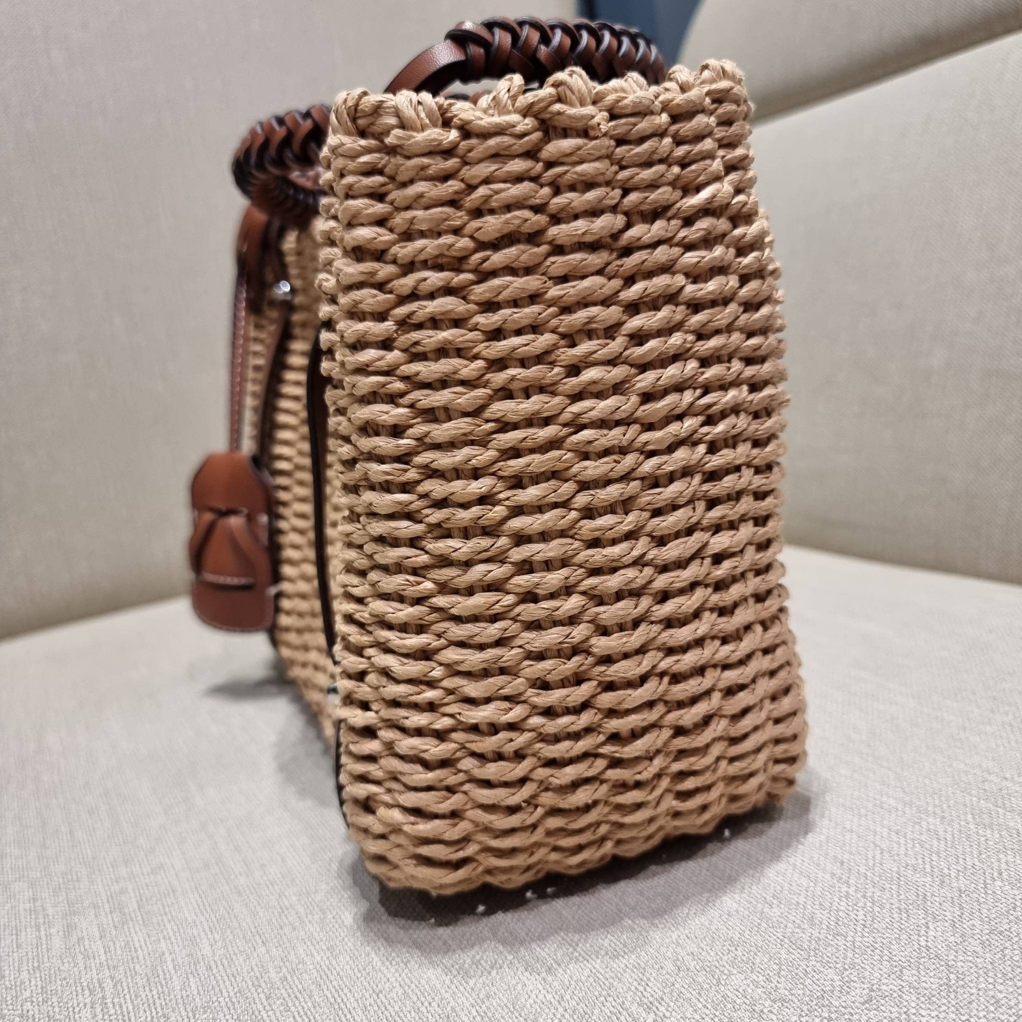 PRADA CORN HUSK AND LEATHER TOTE ธรรมชาติเป็นหนึ่ง!! กับอีกไอเท็มรักษ์โลก ด้วยดีไซน์ล้ำทันสมัย ผสานกับวัสดุจากธรรมชาติ ออกมาเป็นลายสานที่สวยหรู ไม่กระด้าง กระเป๋าทรงโท้ท ขนาดกำลังสวย มาพร้อมหูจับในตัว มีซิปรูปเปิด-ปิดที่ปากกระเป๋า ภายในโล่งกว้าง ใส่ของได้