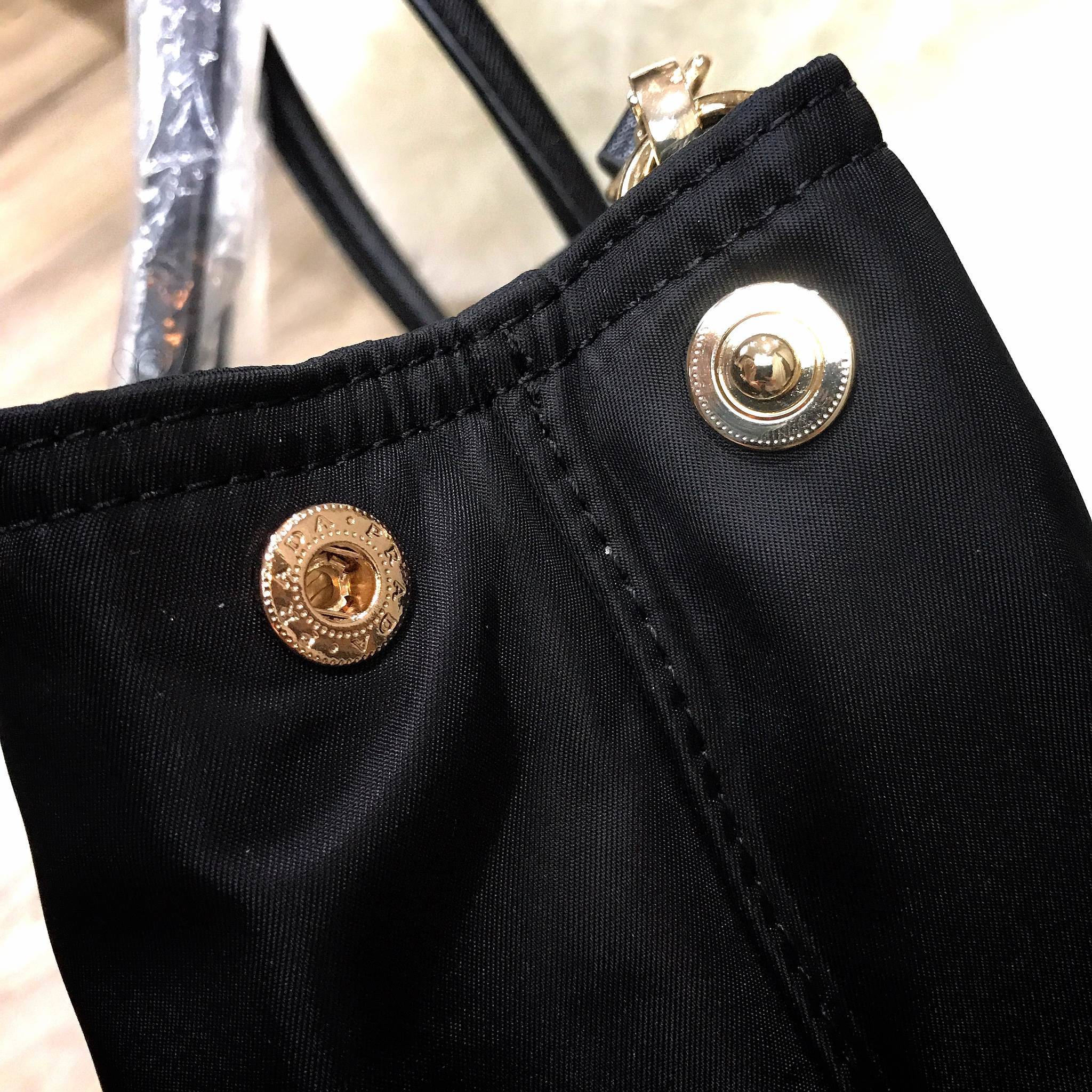 New item! Prada Nylon handbag กระเป๋าถือสะพาย **ทรงยอดฮิต มาแล้วค้า จากงานพรีเมี่ยมกิ้ฟใหม่ บอกเลยว่า ใบนี้ Nylon สลับหนัง สวยคุ้มสุดๆคะ ด้านหน้าประดับด้วยโลโก้แบรนด์สวยหรู ด้านในมีช่องซิปแบ่งอีกหลายช่อง มาพร้อมป้ายหนังแท็กห้อยประบดับเก๋ๆ ด้านข้างมีกระดุม