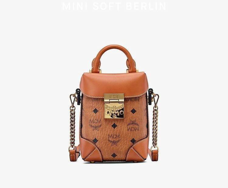 M.C.M MINI SOFT BERLIN CROSSBODY IN VISETOS ไอเท็มสุดฮอต!! ดีไซน์ unisex หนุ่มๆสาวๆสะพายกันได้ไม่ติด!! กระเป๋าสะพายข้าง ขนาดกะทัดรัดพกพาง่าย วัสดุหนังแคนวาสคุณภาพดีสลับหนังแท้ เปิด-ปิดด้วยตัวกดล็อค มีหูจับในตัว