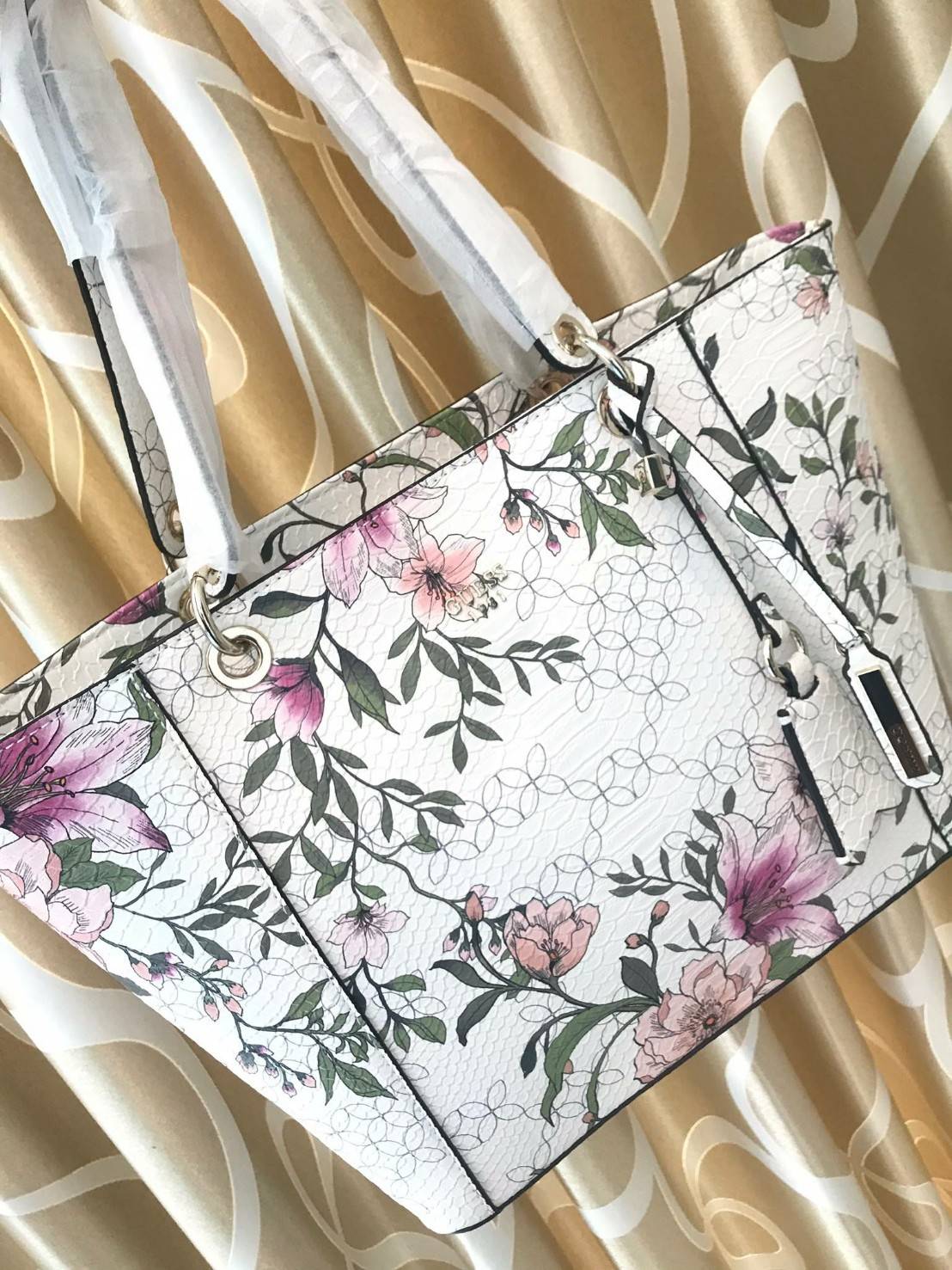 GUESS Kamryn Q Logo Tote สไตล์คลาสสิค ฐานกว้างตั้งอยู่ทรง วัสดุหนังpuลายsignature แบรนด์รอบใบ เปิดปิดด้วยซิปเดียวด้านบน ใช้งานง่าย บุด้วยผ้าสกรียโลโก้ มีช่องเล็กและช่องซิปแยกใช้งานเป็นสัดส่วน ประดับtagโลหะหุ้มหนังเป็นดีเทล ใบใหญ่ใส่นิตยสาร และของใช้ประจำว