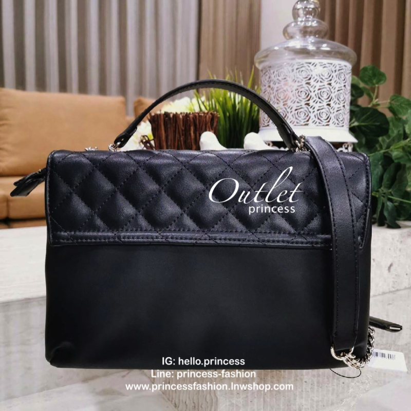 GUESS CROSSBODY BAG กระเป๋าสะพายรุ่นใหม่ล่าสุดทรงเหลี่ยมหนังนิ่มสวยเดินเส้นลายตารางอยู่ทรงด้านหน้าประดับโลโก้ GUESS สวยดูมีเปิดปิดด้วยฝาปิด ภายในมีช่องแบ่งสองช่องเป็นสัดส่วนใส่กระเป๋าสตางค์ใบยาว มือถือ ของจุกจิกได้เยอะ พร้อมสายสะพายโซ่ต่อหนังจะเลื่อนใช้สา