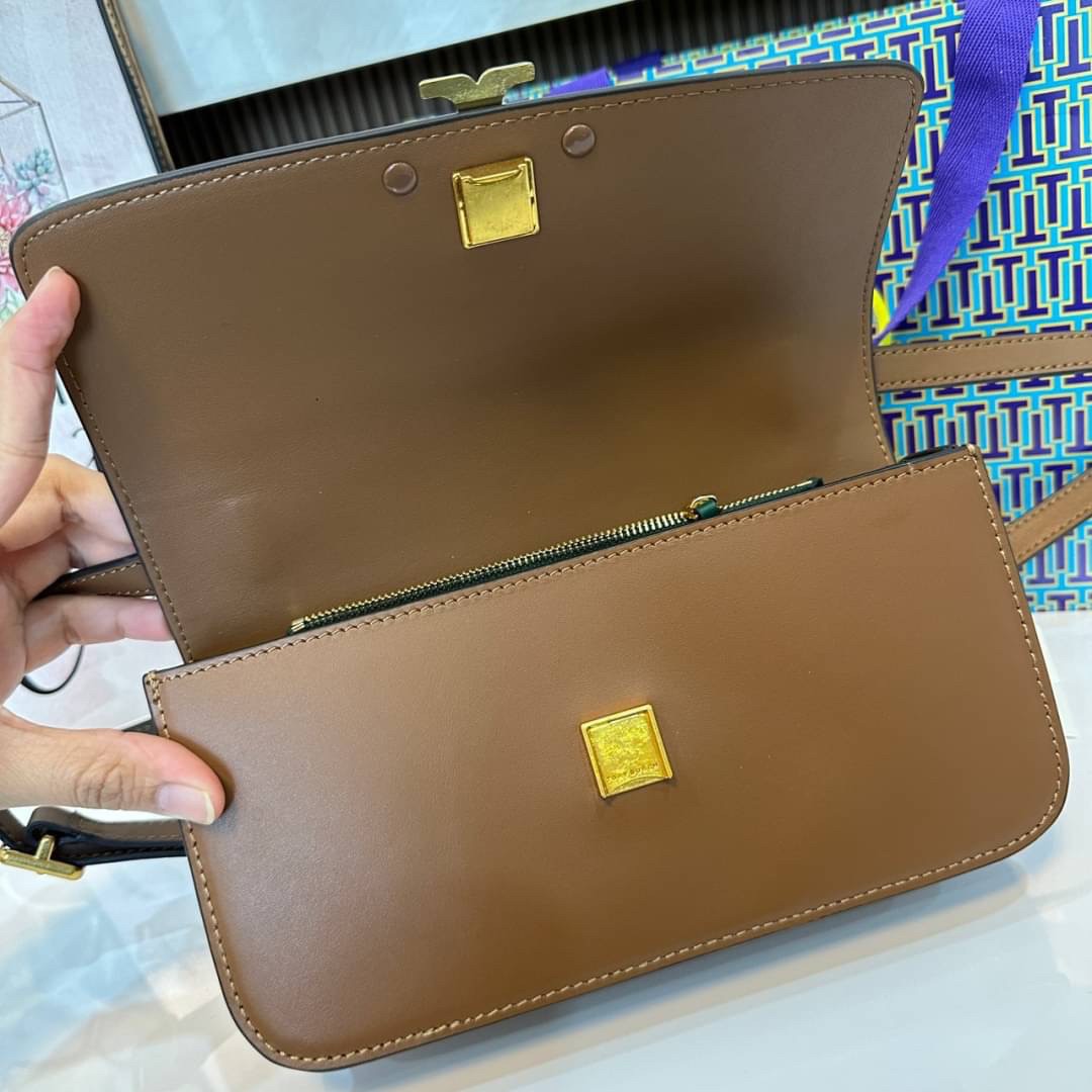 TORY BURCH ELEANOR SMALL LONG CONVERTIBLE SHOULDER กระเป๋าสะพายทรงยาว E/W Eleanor Convertible สูดหรู ดูแพง หนังแท้ เรียบสวยหรู โดดเด่นด้วยป้ายโลโก้สีทอง ลาย Double T อันเป็นเอกลักษณ์ ภายในช่องโล่งกว้างสามารถใส่โทรศัพท์ได้ทุกรุ่น สามารถใส่กระเป๋าสตางค์ใบยา