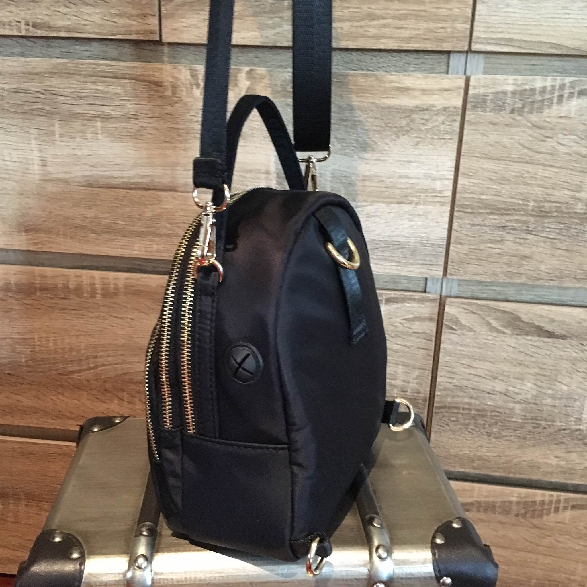 กระเป๋าเป้!!! ทรงน่ารักมากๆๆๆ จากแบรนด์ OASIS รุ่นพิเศษ ช่องซิป 3 ช่องใหญ่ + สายยาวถอดได้ ปรับสะพายได้หลายรูปแบบค่า จุดเด่นที่ >ตัวกระเป๋าทำจากผ้าไนล่อนเนื้อดี >น้ำหนักเบามาก >สายกระเป๋า ถอดปรับ สะพาย หลัง สะพายข้าง ลำตัว หรือ สะพายพาดไหล่ได้คะ &