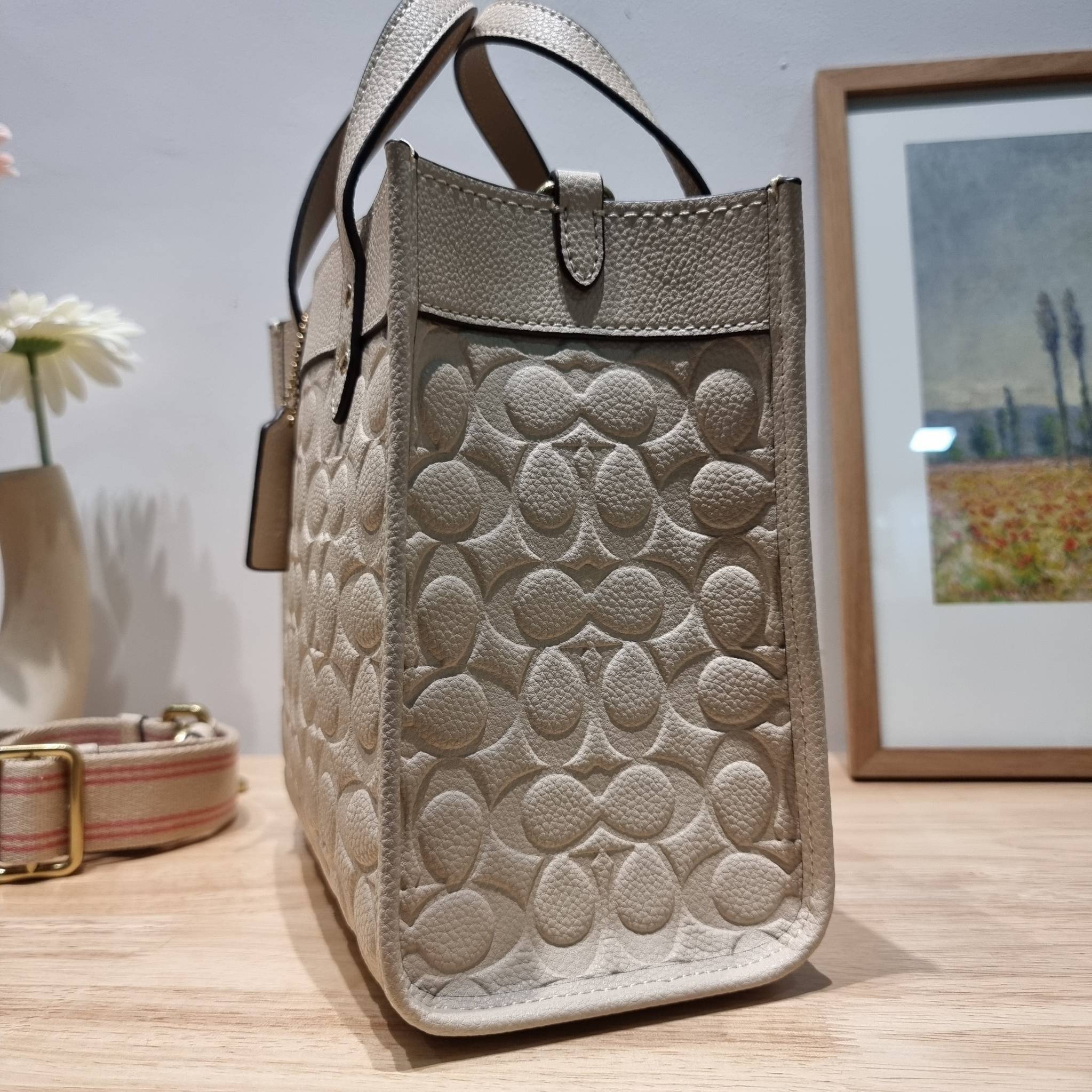 COACH C4829 FIELD TOTE 22 IN SIGNATURE LEATHER คอลเลคชั่นสุดหรู กับกระเป๋าทรงโท้ท ไซส์กำลังสวย ดีเทลหนังปั๊มเต็มใบ สีโทนผู้ดีม้าก บวกกับสายสะพายสีตัดกับกระเป๋า เพิ่มมูลค่าไปอีก ทำให้ไอเท็มนี้ดึงดูดทุกสายตา