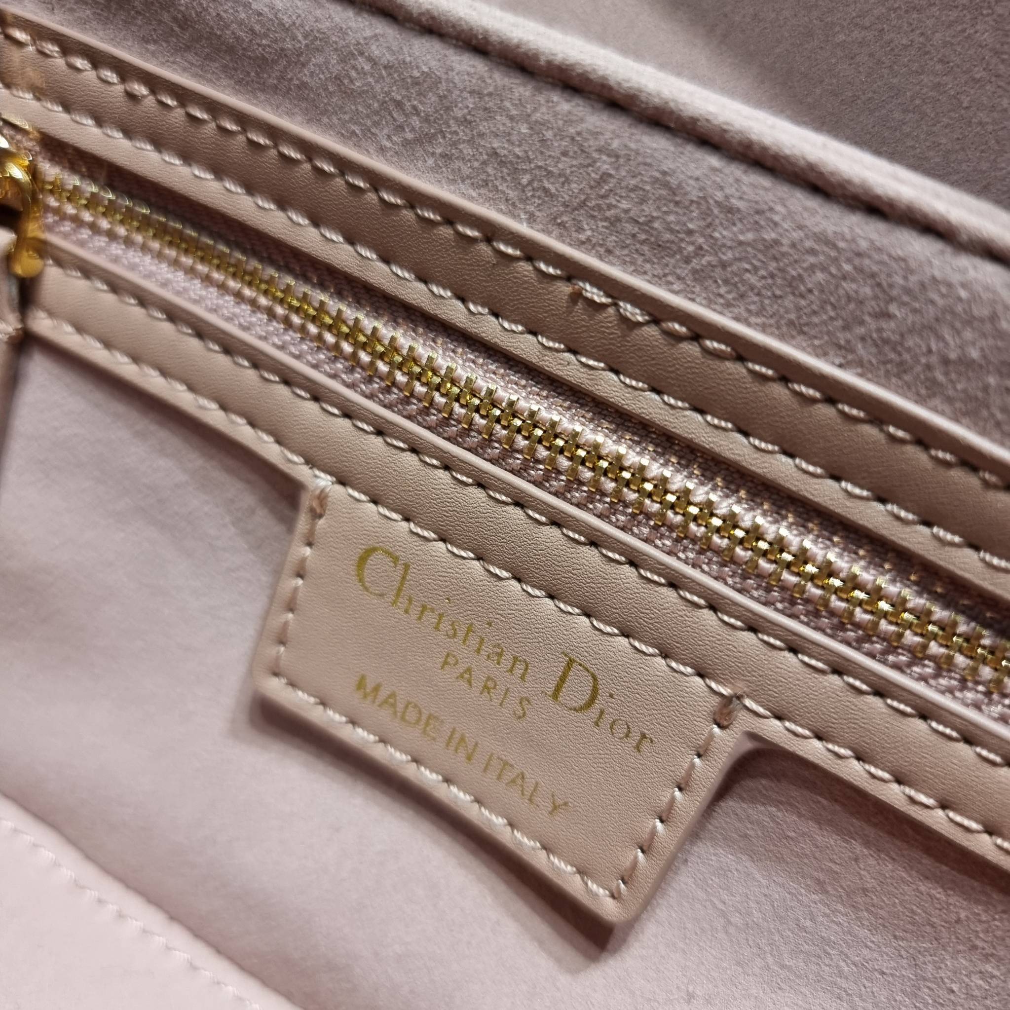 DIOR 30 MONTAIGNE AVENUE BAG สวยหรู ดีเทลแพง ต้องยกให้ไอเท็มนี้เลย กับกระเป๋าสะพายข้าง รุ่นที่ใครเห็นเป็นต้องรัก ดีไซน์เรียบง่าย แต่แฝงความผู้ดี