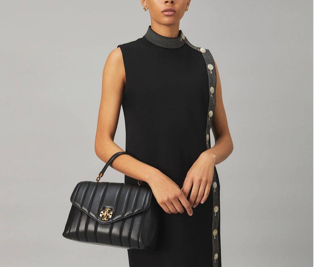 TORY BURCH KIRA QUILTED LARGE SATCHEL ใบใหญ่กับคอลที่ปังไม่ไหว พร้อมเสิร์ฟสีคลาสสิค กระเป๋าถือ/สะพาย ทรงสวย ดูแพง ดูหรู!! หนังแท้ ดีไซน์บุนวม เส้นคมสวย วัสดุหนังแกะ สัมผัสดีงาม นิ่มมือ เปิด-ปิดด้วยอะไหล่บิดล็อค ภายในเป็นช่องโล่ง มีช่องซิป ใส่ของได้แน่นๆ ม