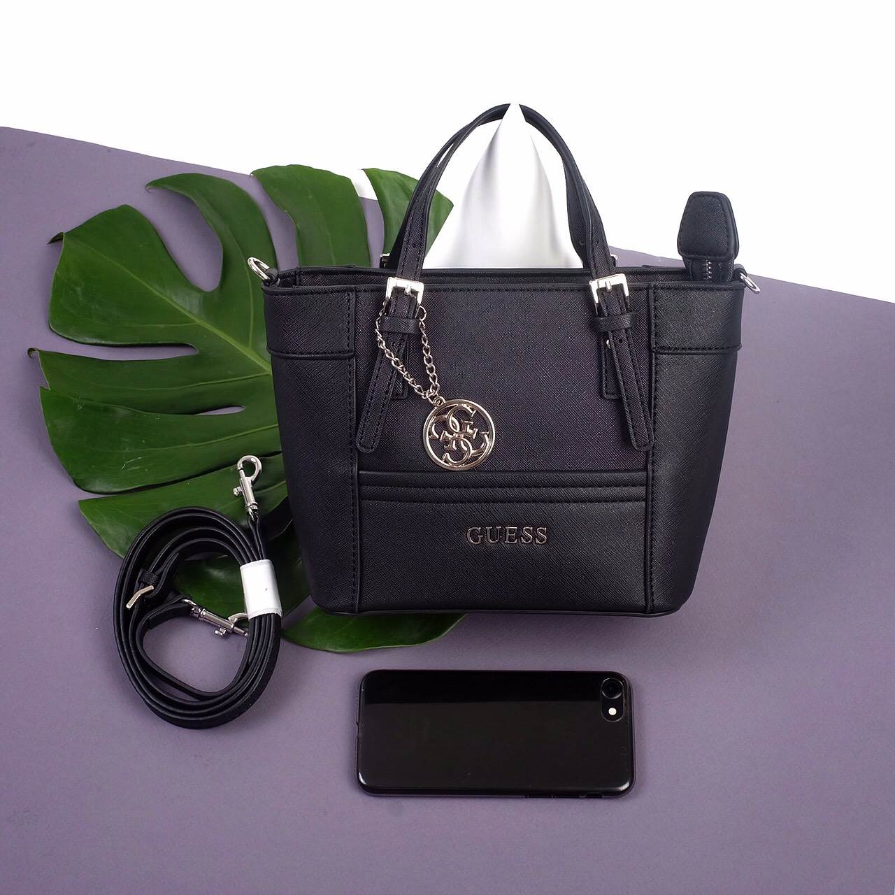 ได้กระเป๋า รุ่นหายาก ทรงสวย จากแบรนด์ Guess มาฝากคะ ใบนี้ ทรงมินิ size 8 นิ้ว กระลังน่ารักเลยคะ หนัง saffiano อย่างดี มีพวงกุญแจแบรนด์ ห้อย เข้า set ภายในมี ช่องเก็บของจุกจิก ห้ามพลาดเลยคะ สวย