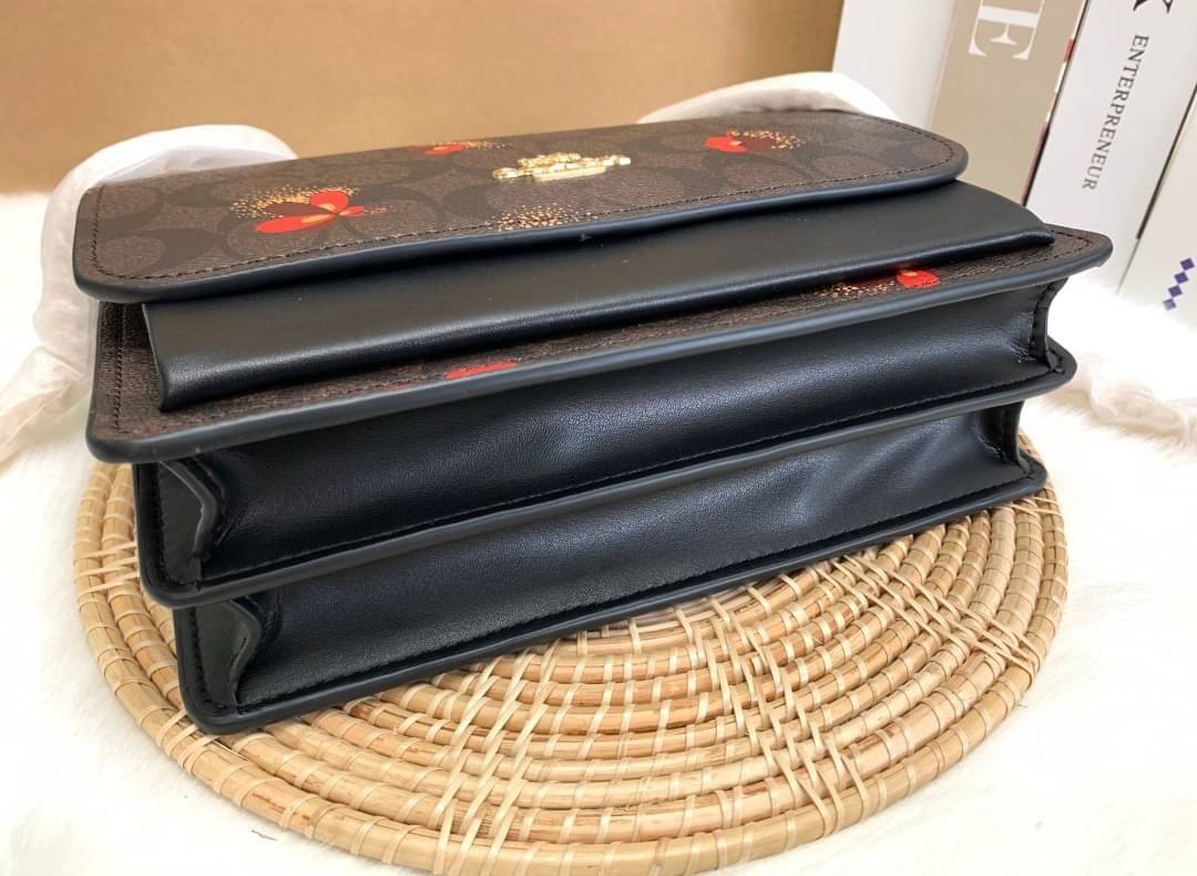 OUTLET 】COACH KLARE CROSSBODY IN SIGNATURE CANVAS WITH POP FLORAL PRINT ((C5797)) สวยมากๆ อยากให้ได้ไปจริงๆจ้าา พร้อมส่งที่ไทย สวยมากๆค่ะ 🌺 ✔️กระเป๋าสะพายแบบครอสบอดี้ร์ หนังแท้สวย ✔️พร้อมป้ายห้อยโลหะแบรนด์หรู 🌺จุดเด่นของรุ่นค