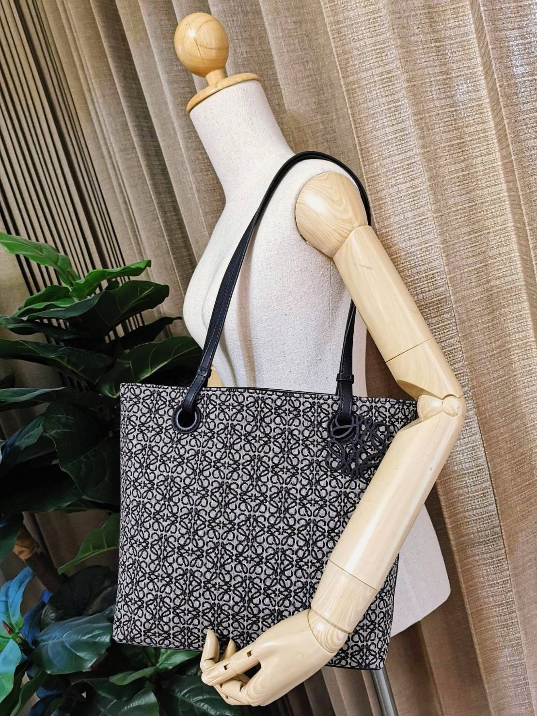 LOEWE ANAGRAM TOTE BAG VIP ไอเท็มใหม่! ดีไซน์สวยคงเอกลักษณ์ด้วยวัสดุ Anagram Canvas Jacquard Fabric ผสมผสานหนังแท้ Calfskin ลงตัวสุดคลาสสิค ขนาดกำลังดี น้ำหนักเบา ใส่เอกสาร A4 Notebook ipad ของใช้ได้เยอะ หูหิ้วหนังจับแข็งแรง สะพายไหล่ได้ พร้อมส่งที่ไทยสุด