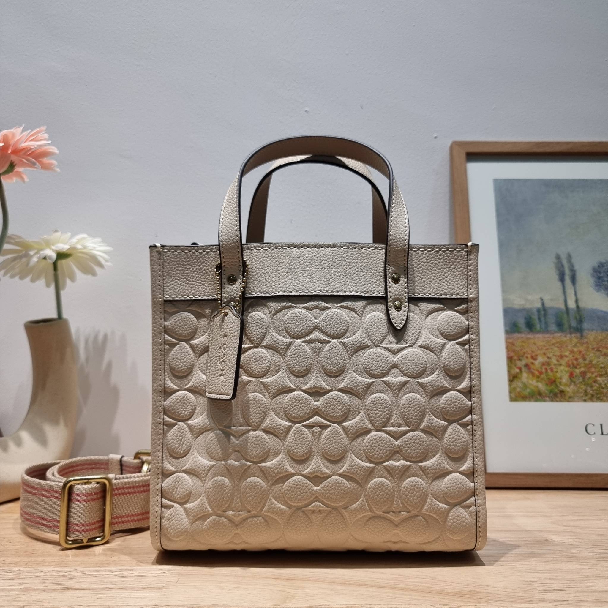 COACH C4829 FIELD TOTE 22 IN SIGNATURE LEATHER คอลเลคชั่นสุดหรู กับกระเป๋าทรงโท้ท ไซส์กำลังสวย ดีเทลหนังปั๊มเต็มใบ สีโทนผู้ดีม้าก บวกกับสายสะพายสีตัดกับกระเป๋า เพิ่มมูลค่าไปอีก ทำให้ไอเท็มนี้ดึงดูดทุกสายตา
