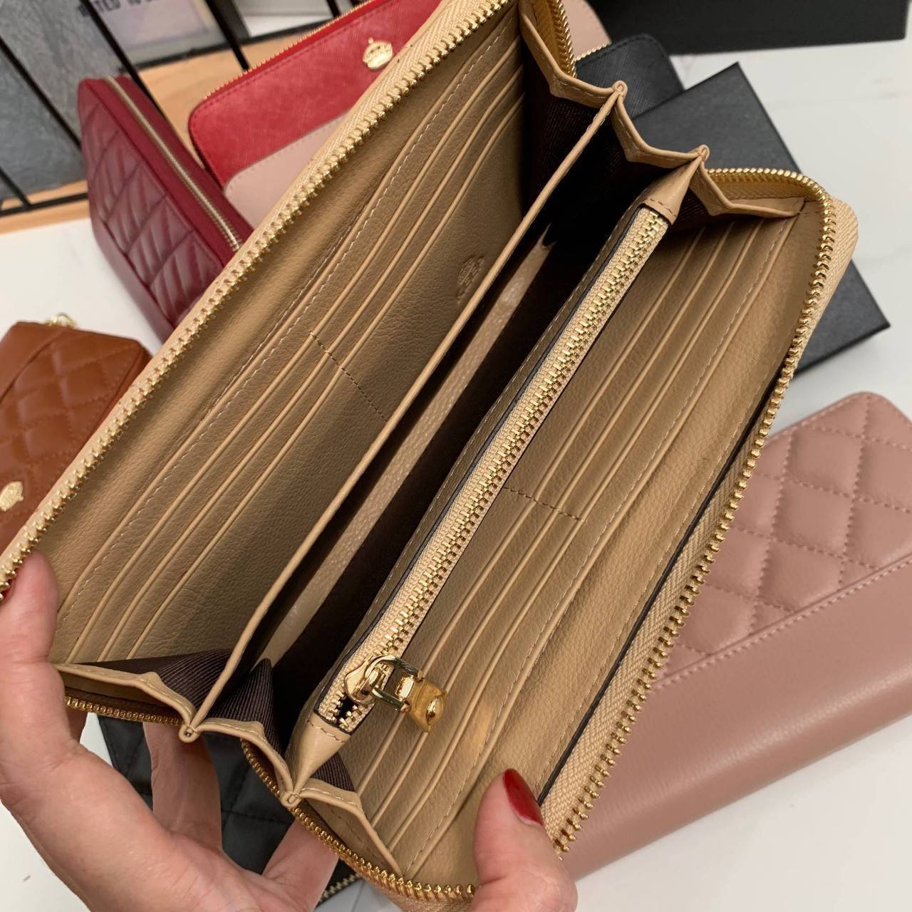 กระเป๋าสตางค์ Size ยาว ซิปรอบ สวยรับเงินมากใบนี้ คอนเฟิร์ม 💵💵 ใครกำลังหากระเป๋า size ห้ามพลาดนะคะ หนังสวยจริงๆ หนังวัวแท้ ตีตาราง นิ่ม ฟู ใช้หนังเกรดดีที่สุด สวยมาก KEEP • Super Rich ( Long )• กระเป๋า สตางค์ขนาดยาว ซิปรอบ ภายใน จุของคุ้ม ใ