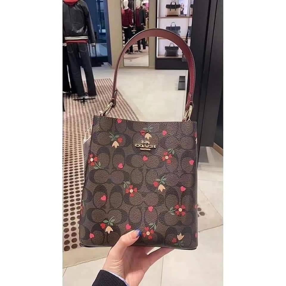 COACH SMALL TOWN BUCKET BAG WITH HEART PETAL PRINT(C7975//C7976)🌺💞กระเป๋าถือ กระเป๋าสะพาย ทรงฮิตยอดนิยมตลอดกาล>>ปริ้นลายดอกไม้รูปหัวใจมินิ น่ารักเกินเบอร์มาก🥰 ไม่ว่าจะออกมาคอลเลคชั่นไหนๆ ก็ครองใจสาวๆไปได้ทุกรุ่น/ วัสดุหนังแคน