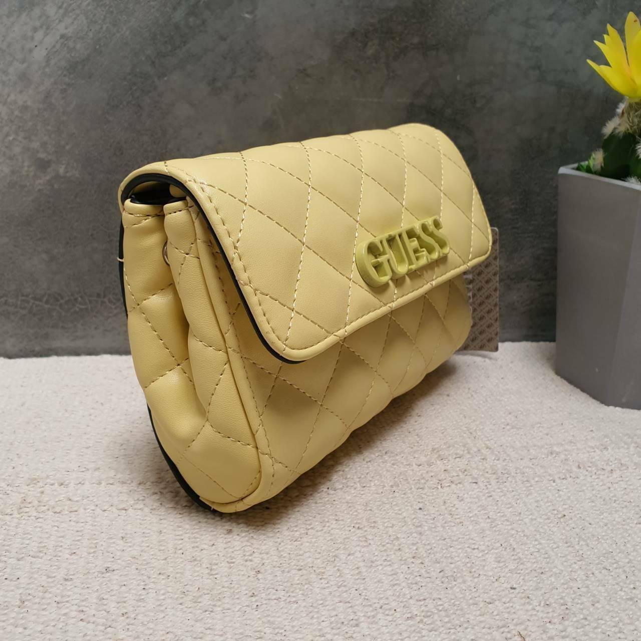 Guess elliana Crossbody Belt Bag รุ่นนี้ได้ทั้งสะพายยาวและคาดเอวค่ะ ด้านหน้าติดโลโก้แบรนด์สีตามหนังกระเป๋า หนังเป็นลายตาราง เปิดปิดด้วยกระดุมแม่เหล็ก ด้านในบุผ้าลายโลโก้แบรนด์ ด้านหลังมีที่สอดสายสำหรับคล้องเอว รุ่นนี้มีสายยาวให้ทั้ง 2 เส้นสำหรับต่างโอกาสค