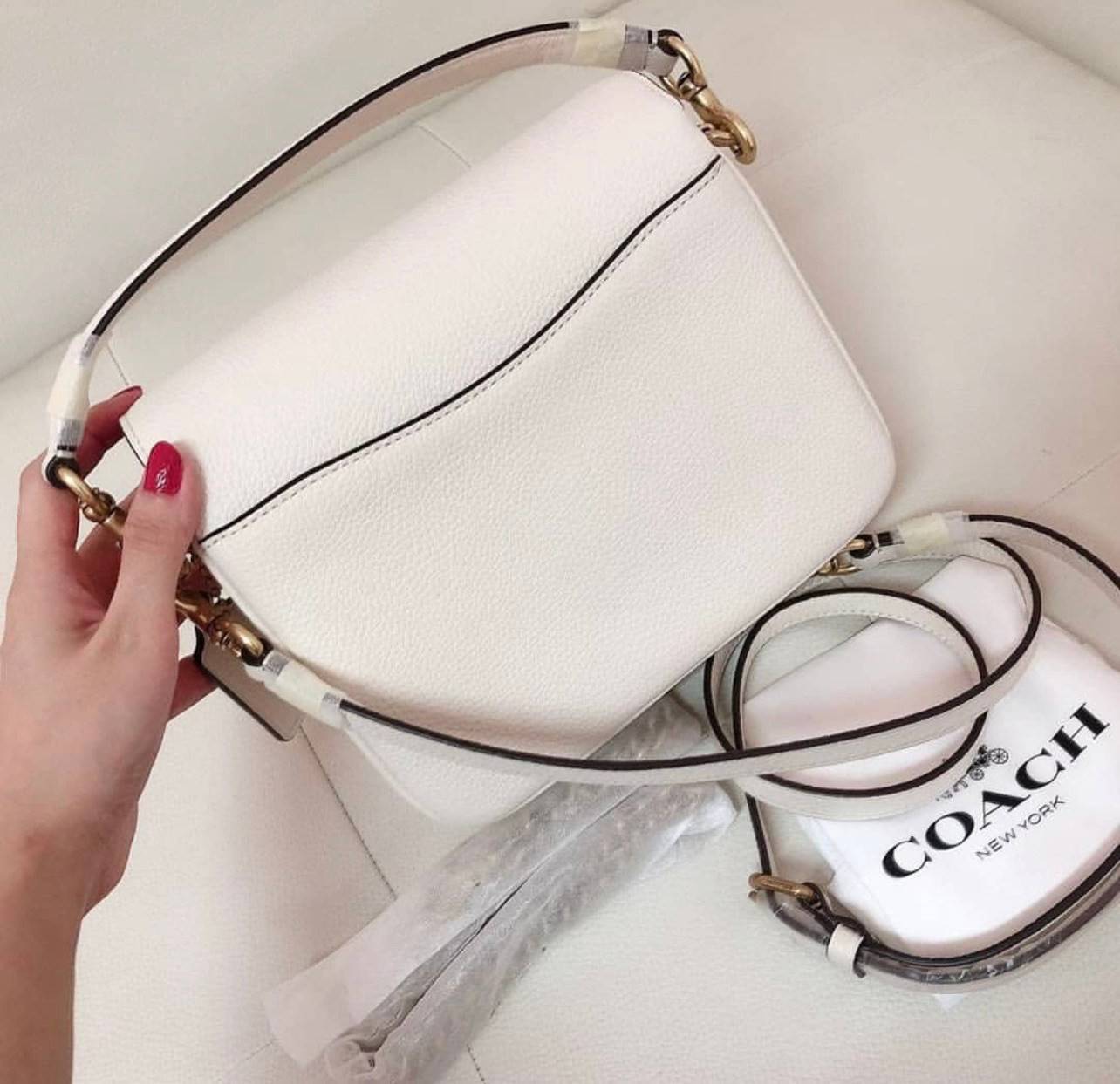 3สาย Coach 89089 Cassie Crossbody 19 In Signature Canvas เรียบหรู ดูดี ต้องไอเท็มนี้เลยจ้า กระเป๋าถือ/สะพายข้าง สุดพิเศษ!! มีสายมาให้ถึง 3 แบบ!! สลับใช้แมทช์ตามสไตล์ได้เลย วัสดุหนังแคนวาสสลับหนังเรียบ เปิด-ปิดด้วยตัวบิดล็อค ภายในแบ่งสัดส่วนอย่างดี ใส่ของไ