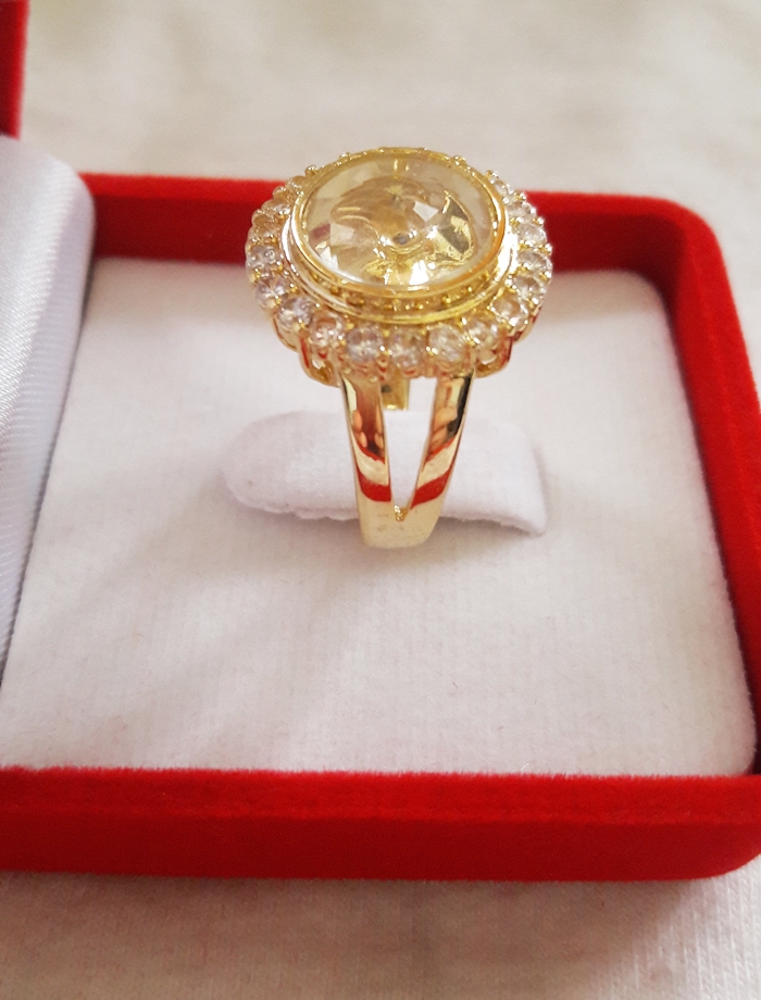 สินค้าหมดค่ะ แหวนกังหัน4ใบ รุ่นล้อมเพชร เสริมดวงเนื้อทองเหลืองชุบทองพร้อมกล่องกำมะหยี่ค่ะ