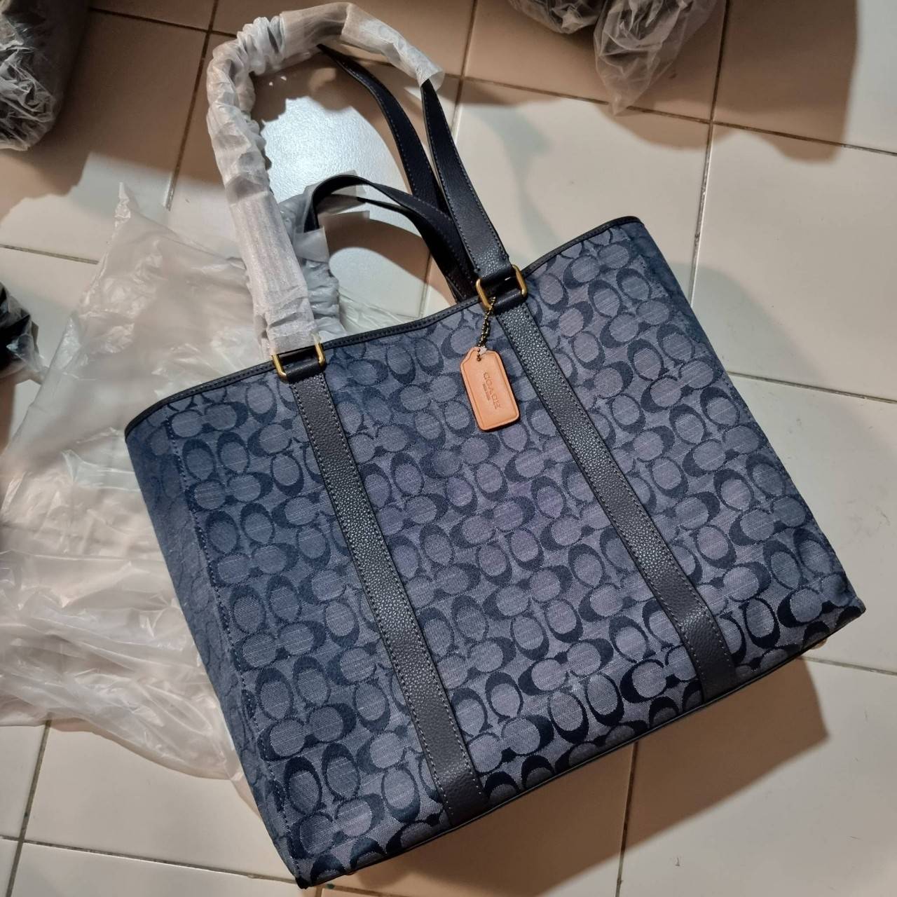 COACH C8182 HUDSON DOUBLE HANDLE TOTE IN SIGNATURE CHAMBRAY ใหม่ล่าสุด กระเป๋าทรงโท้ทใบใหญ่ ที่จุดของความจุ ใส่ได้แบบคุ้มๆไปเลย วัสดุผ้าแชมเบรย์ตัดด้วยหนัง pepble สวย คม ดูดี ปากกระเป๋ามีกระดุมแม่เหล็กปิดกันของหล่นได้ ภายในโล่งกว้างมาก ซิกเนเจอร์รุ่นนี้คื