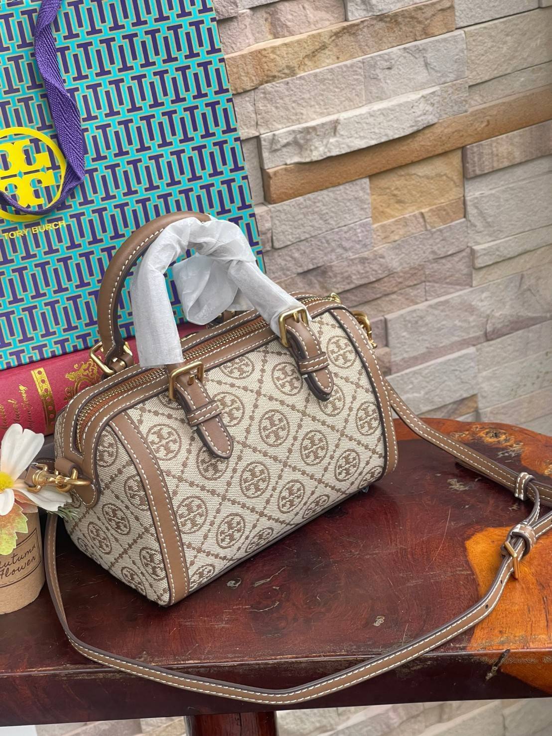 small: Tory burch T Monograme Jacquaed Mini Duffle Bag เป็นทรงกระเป๋าที่มีความฮอตฮิตตลอดกาล ด้วยรูปทรงคลาสสิคและเหมาะใช้งานเข้ากับทุกสถานการณ์ ไม่ว่าจะเป็นกระเป๋าสะพายไหล่ เพิ่มความคล่องตัวและเข้าได้กับทุกลุค ไม่ว่าจะเป็นวันสบายๆ หรือวันที่ต้องออกไปทำกิจก