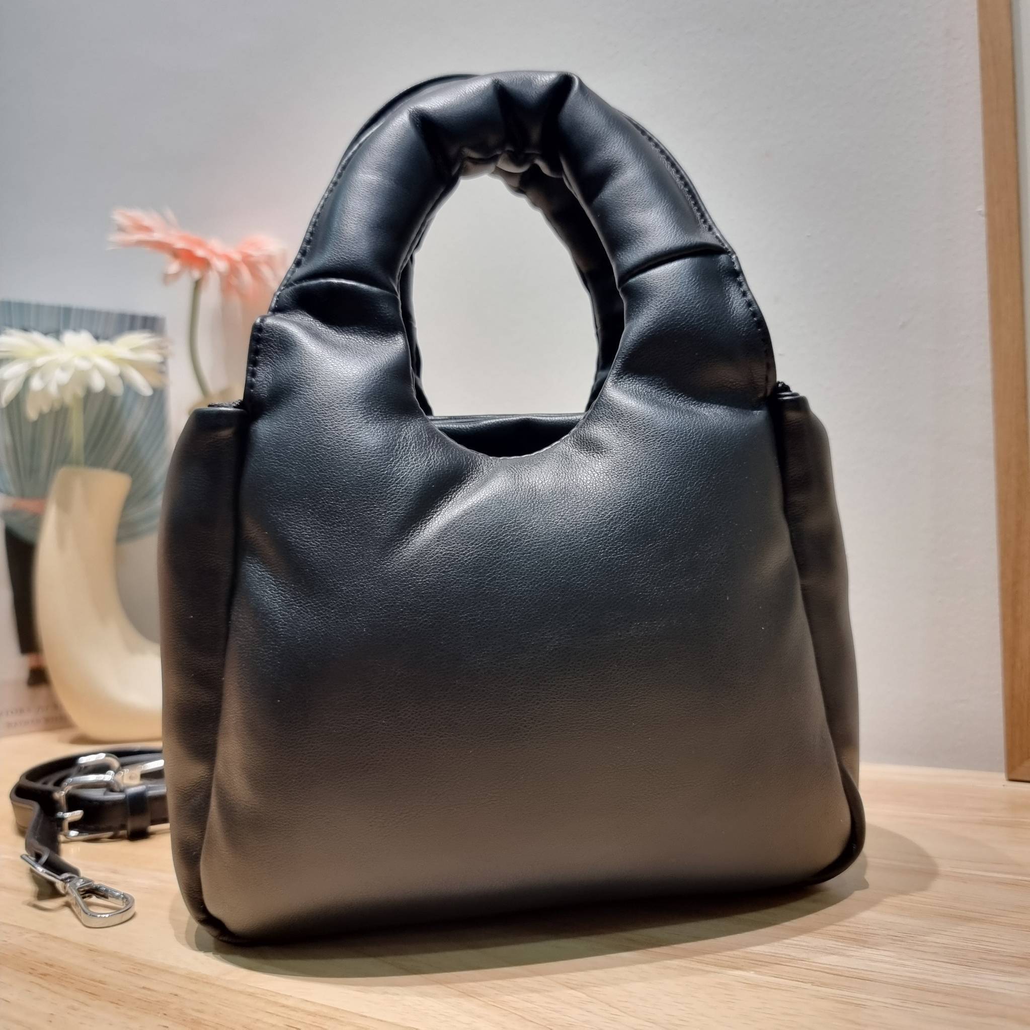 PRADA Small padded Soft nappa-leather bag พร้อมส่ง 4 สี น้องใหม่ล่าสุด กับคอลเลคชั่นที่ทำออกมาตอบโจทย์ได้ทุกไลฟ์สไตล์ **ราคาพิเศษสุดคุ้ม งานสวยเกินราคา