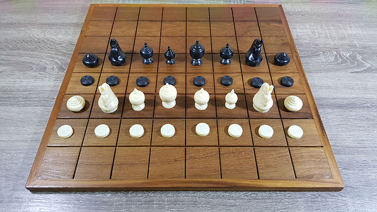 ชุดหมากรุกไทยพร้อมกระดานและตัวหมากพลาสติกและกล่องไม้