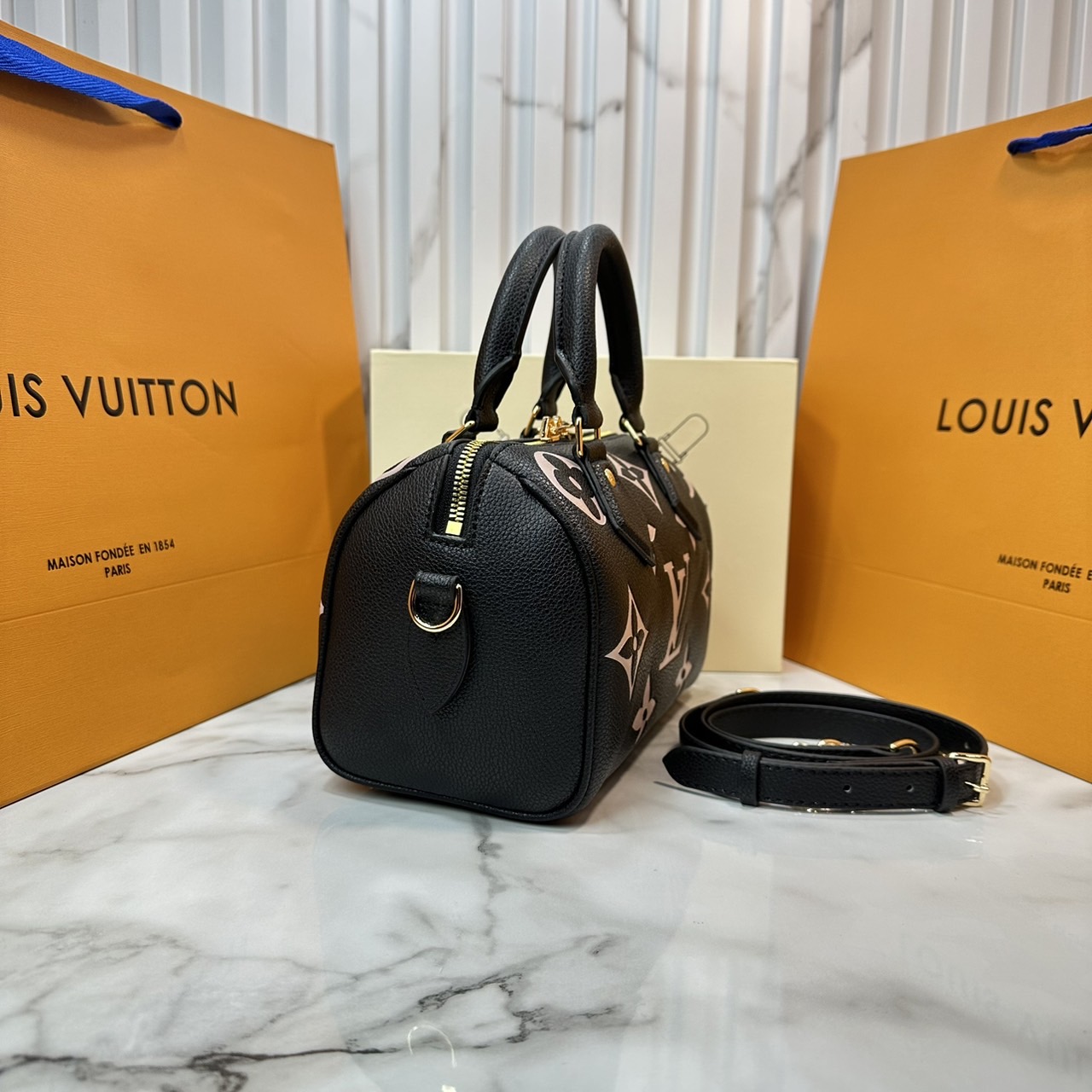 LV Speedy Bandoulière 20 Bag Monogram Empreinte Leather กระเป๋าสะพายทรงสปีดี้คลาสสิค สวยหรู กระเป๋าทรงหมอน รุ่นท็อปฮิต มีกุญแจล็อค
