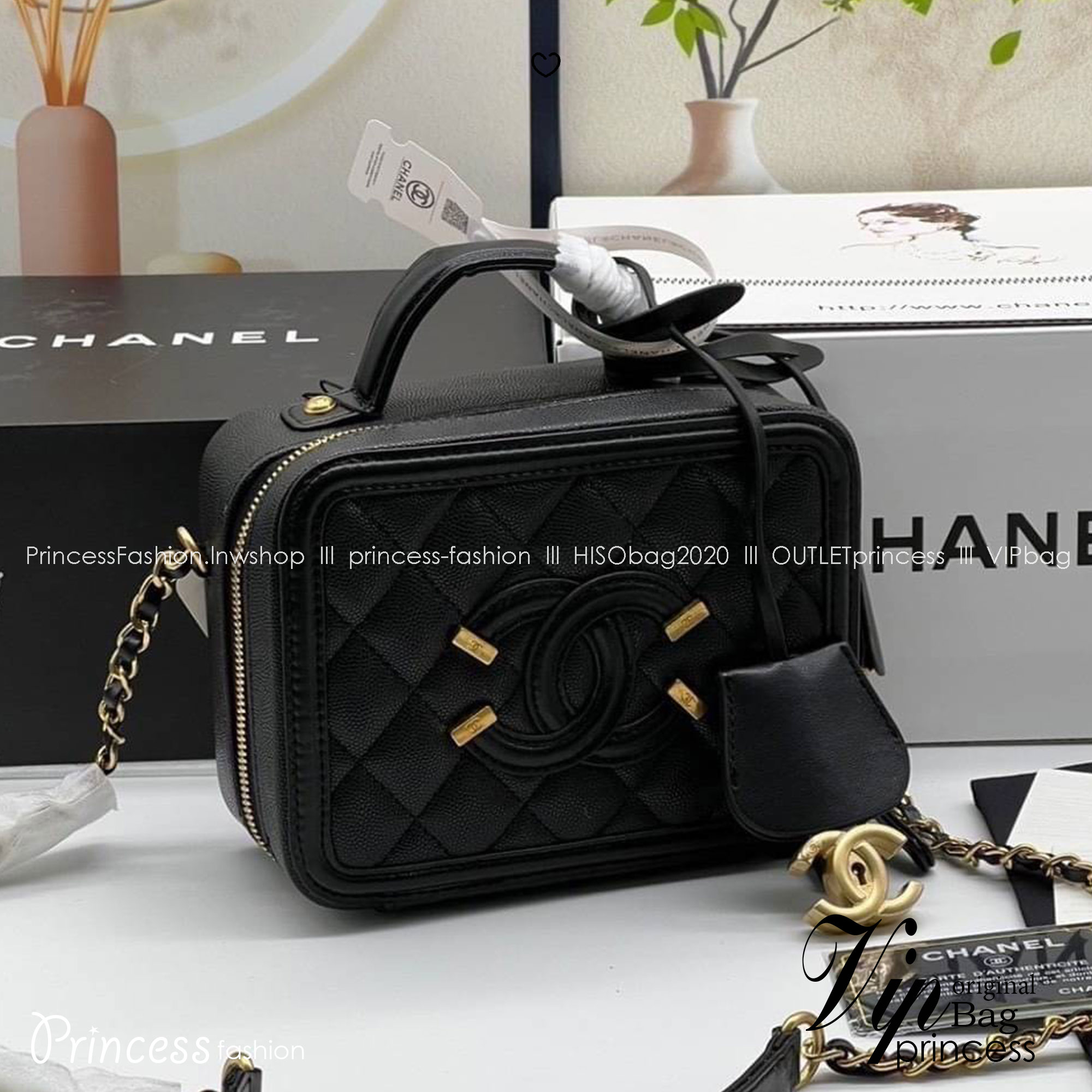 Chanel CC Filigree Vanity Case งานตามหาเข้าแล้วน้า พร้อมส่งมีจำนวนจำกัดนะคะ กระเป๋าสะพายทรงกล่องรุ่นยอดนิยม นอกจากความคลาสสิคของรูปทรง ตัวอะไหล่ก็ยังปรับเพิ่มดีเทลความหรูดูแพง