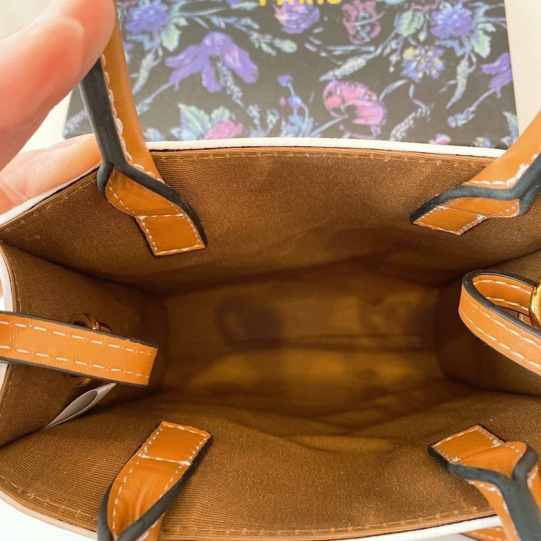 พรีเมี่ยมกิ๊ฟแท้ 100% 】CELINE HAND CARRY AND CROSSBODY BAG VIP GIFT WITH PURCHASE (GWP) พรีเมี่ยมกิ๊ฟ Limited จาก CELINE HAUTE PARFUME DUTYFREE COUNTER วัสดุ COATED CANVAS ดีไซน์ทรงเหลี่ยมสวยหรูสุดคลาสสิคในสไตล์สาว Lisa หนังสวยอยู่ทรงกันน้ำ