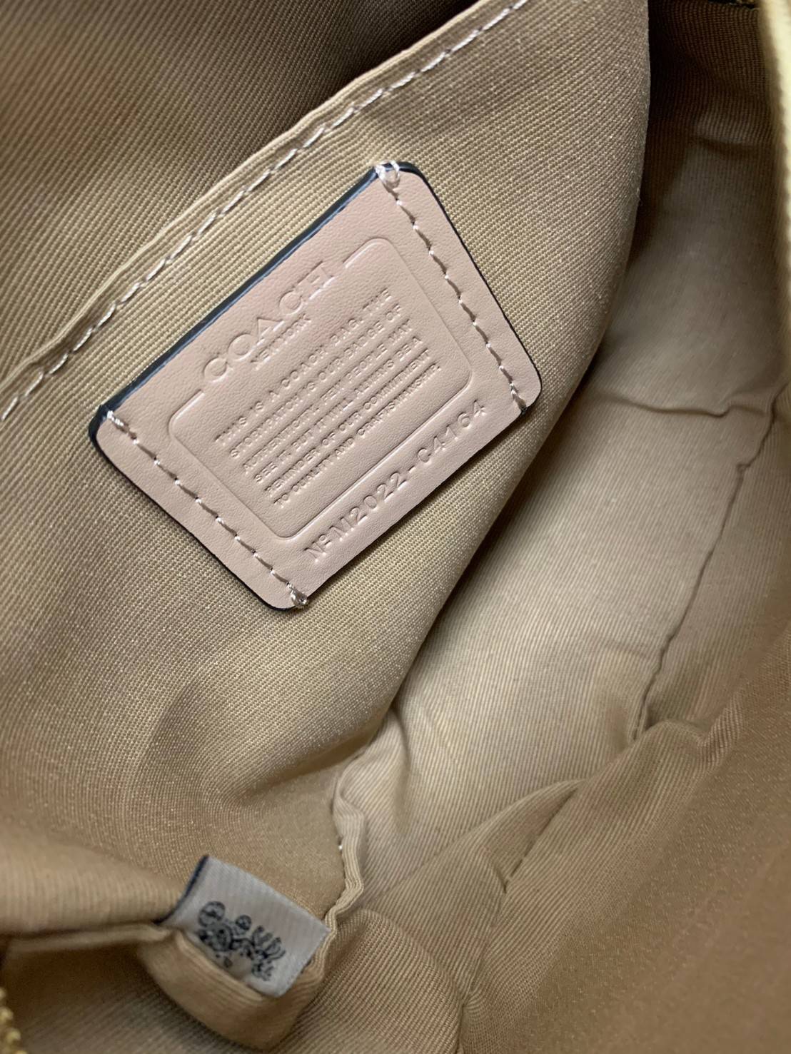 COACH Camera Bag In Colorblock ((C4056//C4156)) พร้อมส่งค่ะ! กระเป๋าทรงกลม ใบน่ารัก ขนาดพอดีลำตัว บวกกับเป็นหนังแท้นิ่มอย่างดี น่าใช้มากๆเลยทีเดียว ด้านหน้ามีโลโก้แบรนด์รถม้า เปิดปิดกระเป๋าแบบซิป ภายในใส่มือถือได้ทุกรุ่น;กระเป๋าเงินใบกลางได้;ของสำคัญจุกจิ