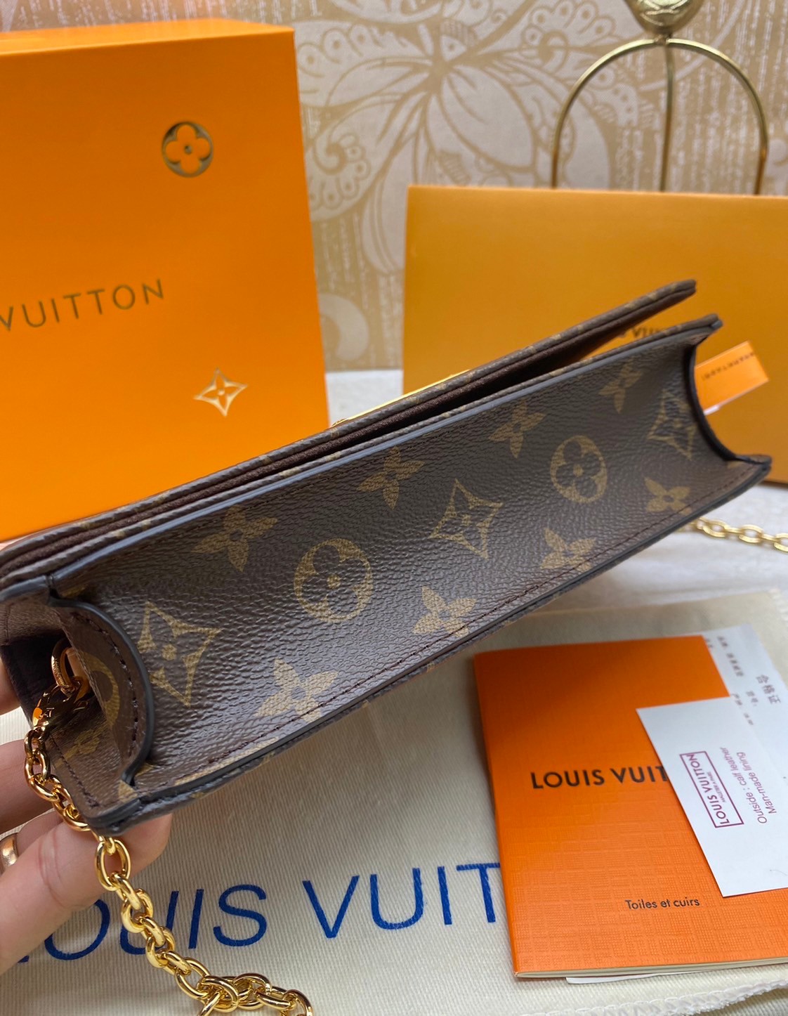 LV Wallet On Chain Lily Monogram Canvas / LV BAG พร้อมส่ง กระเป๋าสะพายทรงพอช คลาสสิค ดีไซน์เรียบหรู งานสวยเป๊ะ **สินค้าเกรดออริจินอล 1:1 สลับแท้