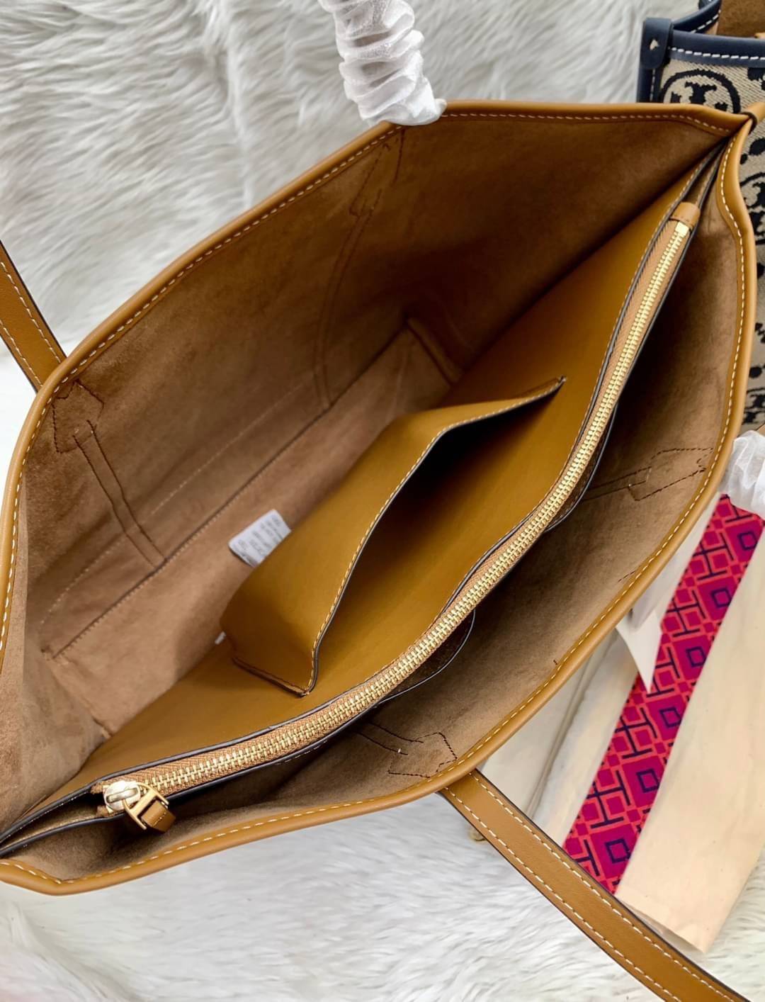 OUTLET 】หลงรักใบใหญ่ ได้ไปไม่ผิดหวังแน่นอนจร้าา😘 TORY BURCH T MONOGRAM JACQUARD TOTE BAG กลับมาอีกครั้ง พร้อมสีออกใหม่! พร้อมส่งค่ะ! กระเป๋าหิ้ว//สะพายไหล่ ใบใหญ่ แต่น้ำหนักเบา วัสดุJacquardทอลายแบรนด์+หนังแท้ ได้ลงตัวและร่วมสมัยมากๆค่ะ มีป้ายอะไห