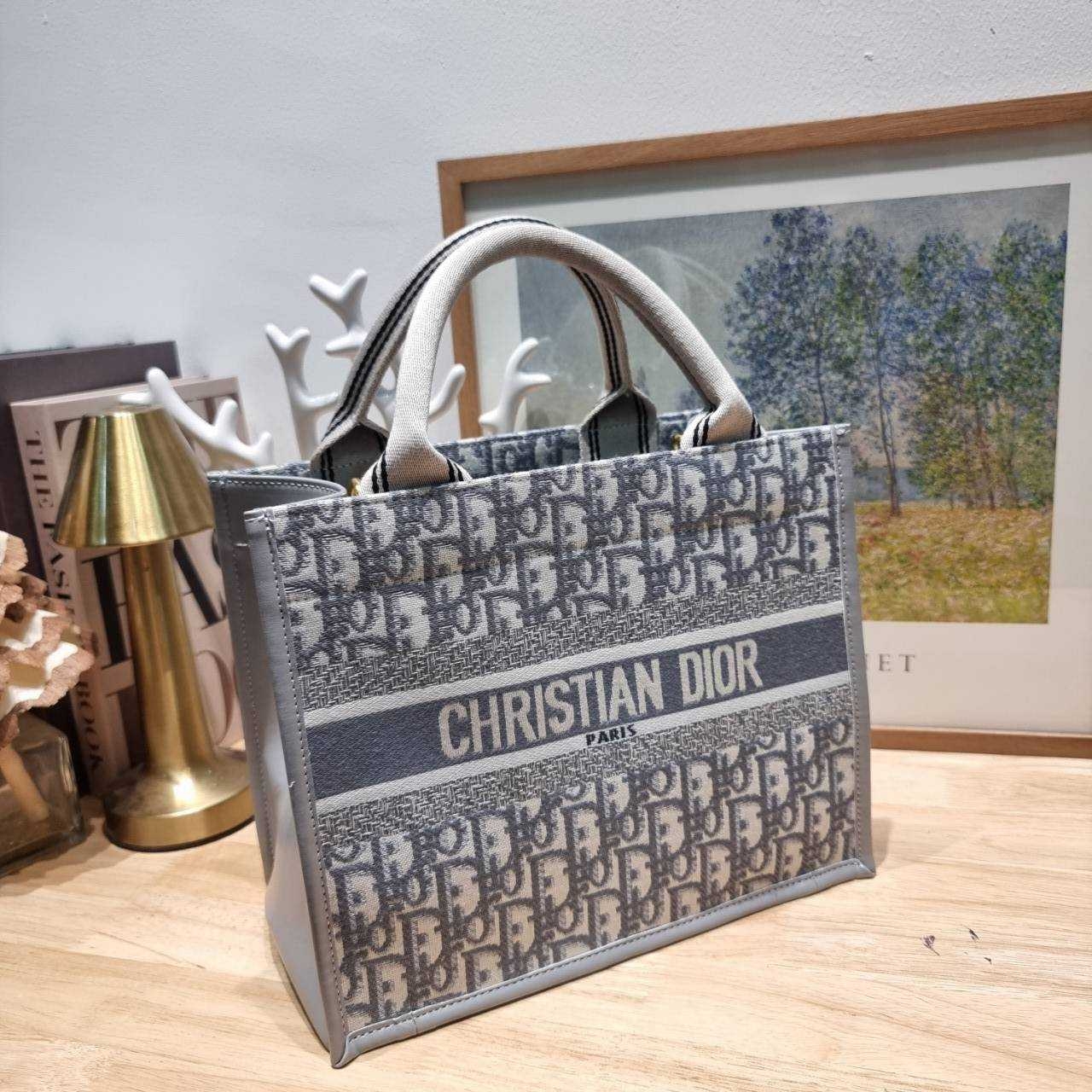 Dior small book tote bag กระเป๋าทรงโท้ทสุดฮิต ไซส์เล็ก ดีไซน์ใหม่ล่าสุด ที่มีทั้งความละมุนและหรูหรา