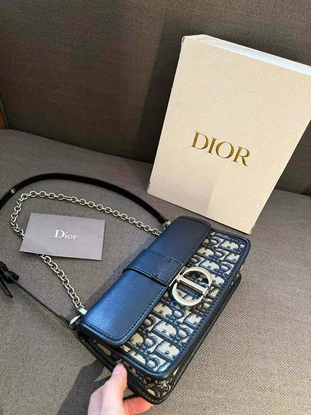 DIOR 30 Montaigne East-West Bag with Chain กระเป๋าสะพายรุ่นใหม่ ฝาพับแบบหนังสวยหรู ขนาดน่ารักสุดฮอต ที่สาวๆต้องไม่พลาด ทรงสวยมีกิมมิคในตัว ดูแพง ดีไซน์ย้อนยุคเป็นเอกลักษณ์