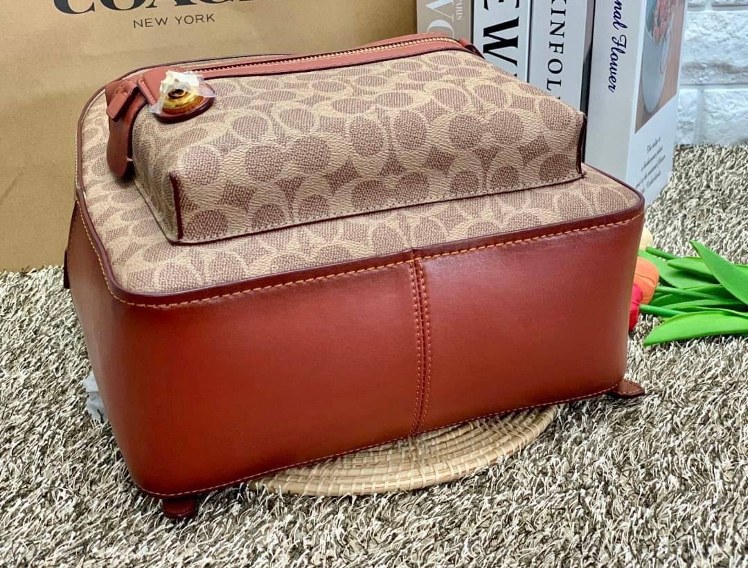 COACH CAMPUS BACKPACK IN SIGNATURE BAG ((32715)) LARGE พร้อมส่งอีกครั้ง ((ใบใหญ่)) ห้ามพลาด! กระเป๋าสะพายหลังแบบมีหูหิ้วได้ หนังแท้อย่างดี ลายหนังสวย สีหนังคลาสสิค ดูดีมากๆค่ะ ด้านหน้ามีช่องซิปขนาดกลางใส่มือถือหรือของจุกจิกได้ เปิดปิดกระเป๋าแบบซิปคู่ ภายใ