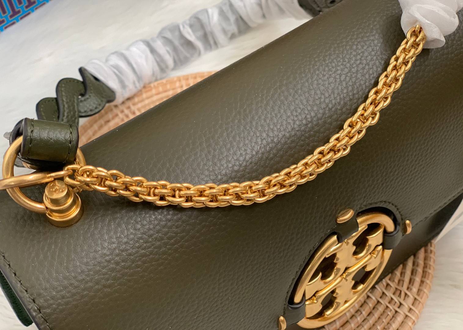 สวยจริงไม่จกตาจ้าา😘 TORY BURCH MILLER SHOULDER BAG BRAIDED STRAP LARGE ((81668)) พร้อมส่งที่ไทย! กระเป๋าหิ้วและสะพายไหล่ได้ในตัว หนังแท้ลายหนังสวยมากๆค่ะ ด้านหน้ามีอะไหล่โลโกแบรนด์ หรู สะพุดตาทีเดียว เปิดปิดกระเป๋าแบบฝาปิด ภายในมีช่องหลักใส่ของ2ช่