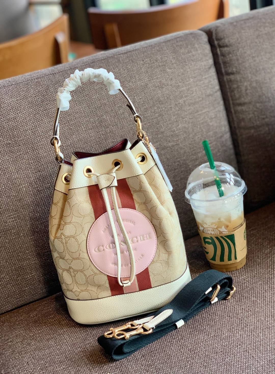 สวยหรู ดูดีมากๆ บอกเลย ไม่มีคือพลาดจร้าา! COACH DEMPSEY DRAWSTRING BUCKET BAG ((C4100//C4102)) พร้อมส่งที่ไทยอีกครั้ง! กระเป๋าทรงขนมจีบ หนังแท้นิ่มสวยมากๆค่ะ จุดเด่นด้านหน้าปั้มโลโก้แบรนด์ ปากกระเป๋าแบบหูรูดใช้งานง่าย ภายในสามารถใส่ของจำเป็นในชีวิตประจำวั