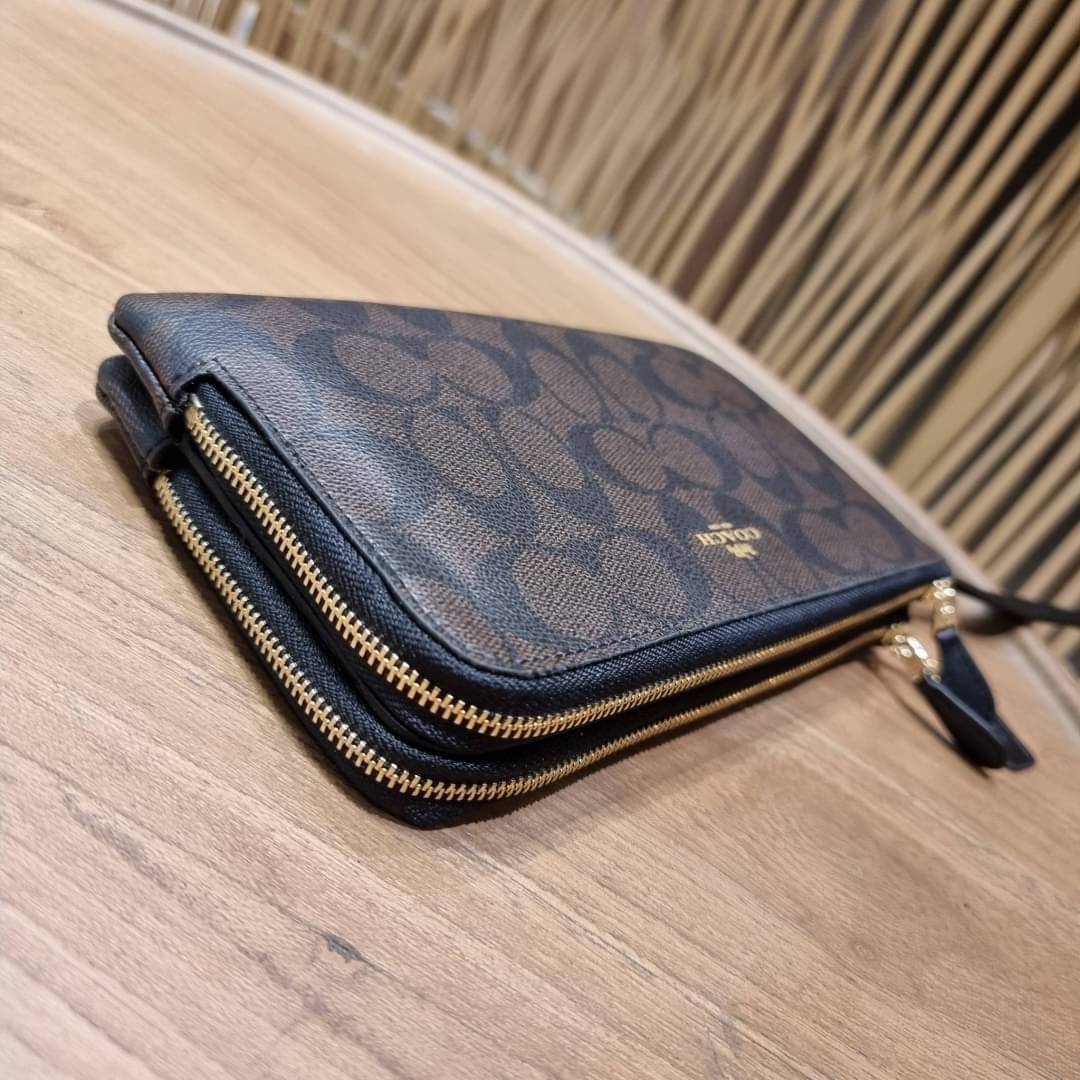 COACH F54057 DOUBLE ZIP WALLET IN SIGNATURE กระเป๋าคล้องมือ size L ใบนี้ใส่มือถือได้ทุกรุ่น ขนาดกำลังดี พกพาสะดวกมากๆ วัสดุหนังสังเคราะห์ ภายในเป็นผ้าสีสวยคม ใส่ธนบัตร ใส่บัตรได้เยอะ ใส่มือถือได้สบายๆทุกรุ่น ตอบโจทย์สาวๆที่ไม่ชอบพกเยอะวุ่นวายจ้า ใบนี้เอาอ