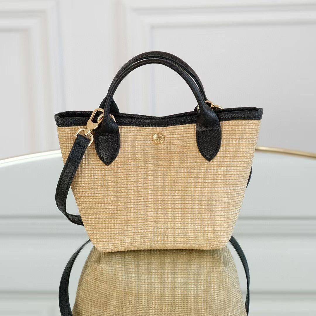 Longchamp Le Pliage Paris-St Tropez Handtasche มาแร้ววววใหม่ล่าสุดนุ้งมินิ ตัลร๊ากกก วัสดุสาน ด้านหน้าปักโลโก้ม้าอันเป็นสัญลักษณ์ของแบรนด์ ทนทานแข็งแรง ใบมินิ น้ำหนักเบา จุของได้เยอะ ใส่กระเป๋าตังค์ โทรศัพท์ iphone+ ได้ ภายในโล่ง มีสายสะพายไหล่ Crossbody 