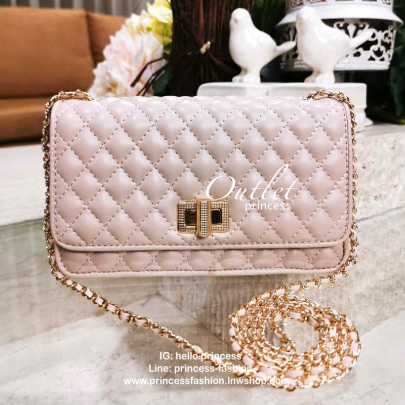 CHARLES & KIETH MINI CLUTCH BAG กระเป๋าสะพายทรงคลัชรุ่นยอดนิยมดีไซน์คลาสสิควัสดุหนังนิ่มลายตารางสวยอยู่ทรงขนาดมินิสไตล์ Chanel เปิดปิดด้วยตัวล๊อคแบบบิดอะไหล่ทอง ด้านหลังประดับโลโก้แบรนด์สวยดูดี มาพร้อมสายสะพายโซ่ร้อยหนัง Crossbody ได้สามารถซ้อนสายสะพายไหล