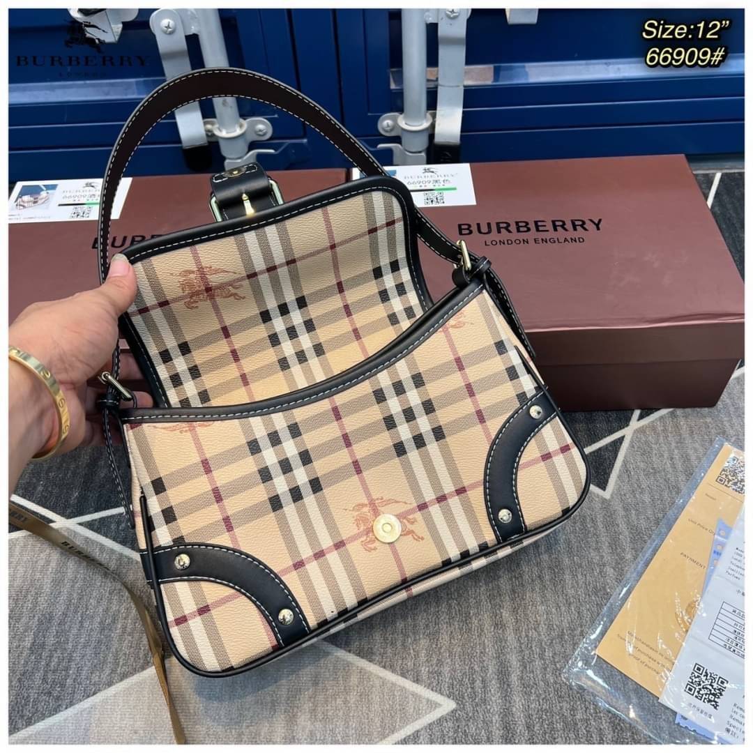 BURBERRY VINTAGE BAG / Burberry Shoulder Bag กระเป๋าสะพายไหล่ลายวินเทจ สวยคลาสสิก โทนสีใช้งานง่าย หลายโอกาศ วัสดุ PVC Canvas อย่างดี สวยอยู่ทรง ไอเท็มแนะนำ Must Have!