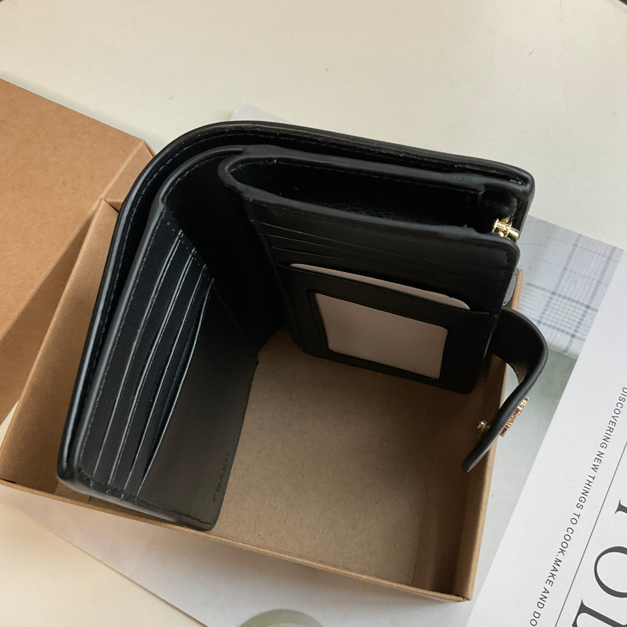 COACH SMALL WALLET IN SIGNATURE CANVAS กระเป๋าสตางค์ใบกลาง แบบพับสองตอน หน้าจดหมาย เปิดปิดด้วยกระดุมปั้มแบรนด์ ด้านในมีช่องใส่บัตรหลายช่อง พร้อมช่องใส่รูป และช่องใส่ธนบัตร ด้านหลังมีช่องซิปเหรียญอีกหนึ่งช่อง น้ำหนักเบา พกพาสะดวก อะไหล่ทองสุดหรู ห้ามพลาดค่