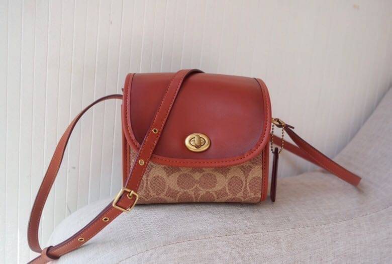 COACH Turnlock Lunchbox Pouch In Signature Canvas COACH Lady กระเป๋าสะพาย FM1981-144