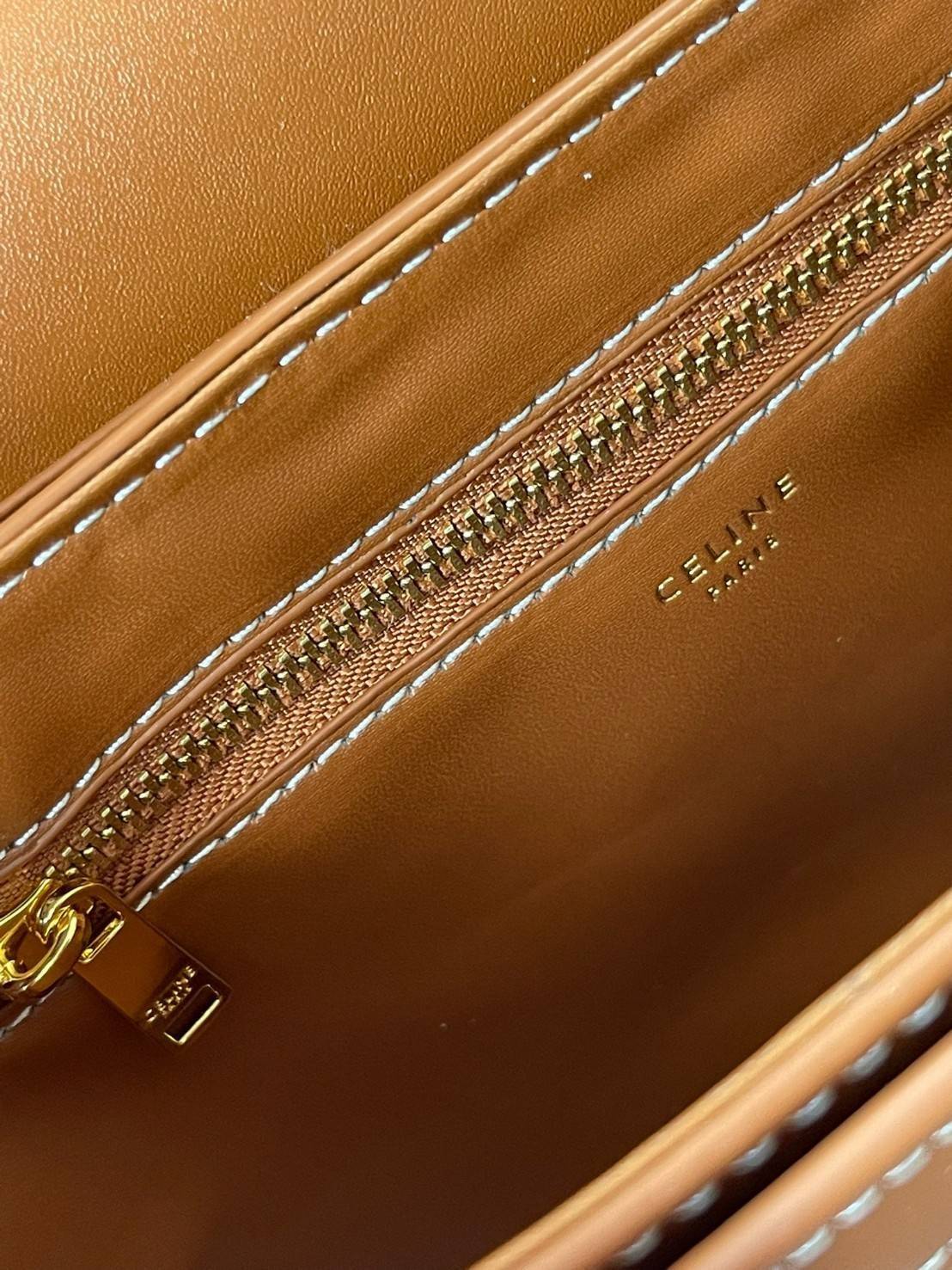 VIP 】Celine TEEN MEDIUM TRIOMPHE BAG IN TRIOMPHE CANVAS สาวๆที่กำลังมองหากระเป๋าน่ารักเอาไว้ใช้ในวันสบาย ๆ แต่ไม่รู้เลือกกระเป๋า Celine รุ่นไหนดี แนะนำรุ่นนี้เลยคะ เป็นกระเป๋าสะพายข้างขนาดกำลังดี สวยแบบคลาสสิก หรูหราด้วยแคนวาสเคลือบลาย Triomphe อีกทั้งยัง