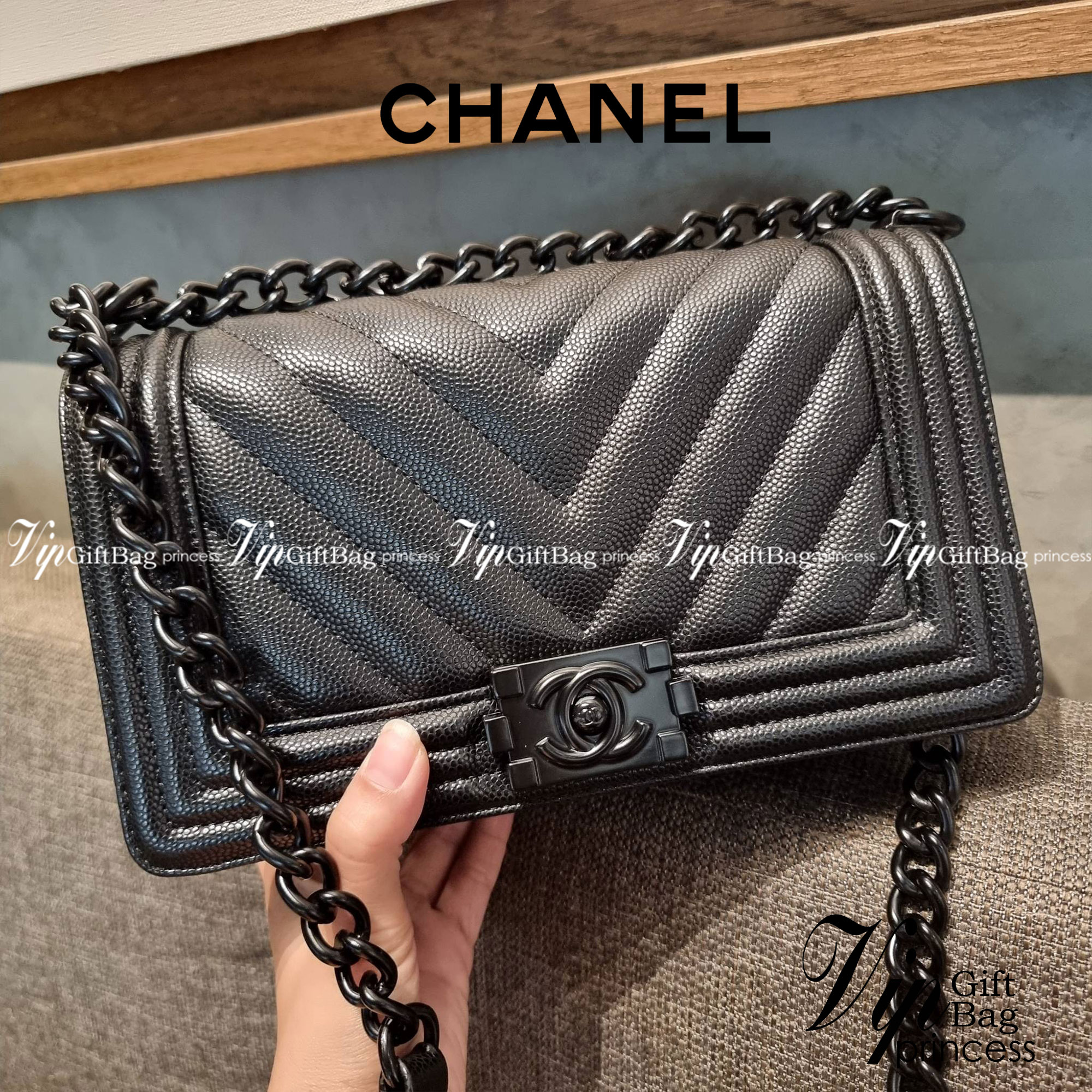 Chanel Boy 10" พร้อมส่งที่ไทย รุ่นสุดฮอต ดีไซน์อะไหล่ดำ เรียบหรูมากๆ!! วัสดุหนังลายคาร์เวีย ทรงคลาสสิคที่สาวๆห้ามพลาด!! ในราคาสุดคุ้ม เปิด-ปิดกระเป๋าด้วยตัวล็อค ภายในโล่งกว้าง ไซส์ใหญ่ใส่ของได้เยอะ มีช่องแยกในกระเป๋า มาพร้อมสายสะพายโซ่สลับหนังรองบ่า 